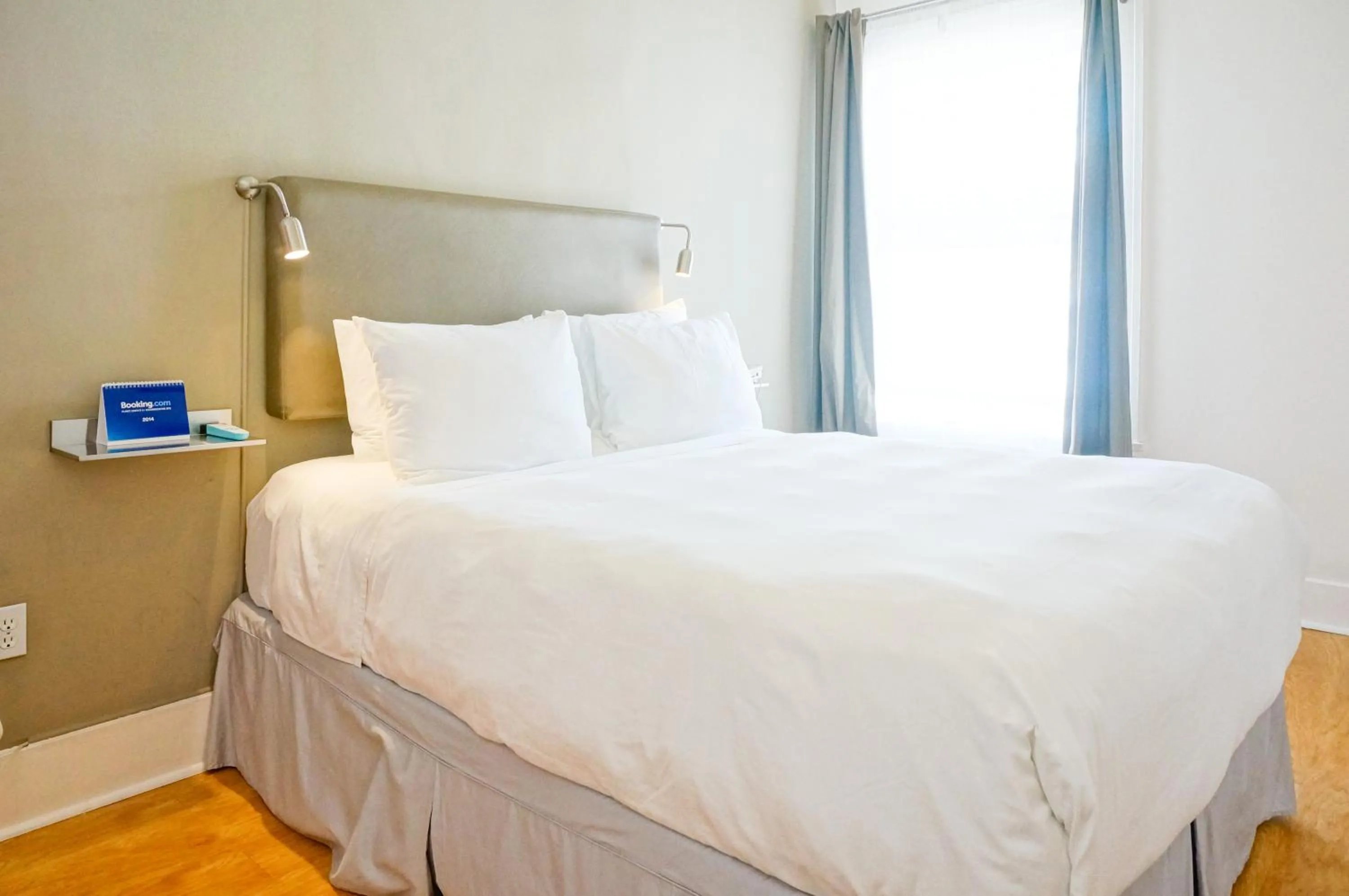 Queen Room with Shared Bathroom in Herbert Hotel