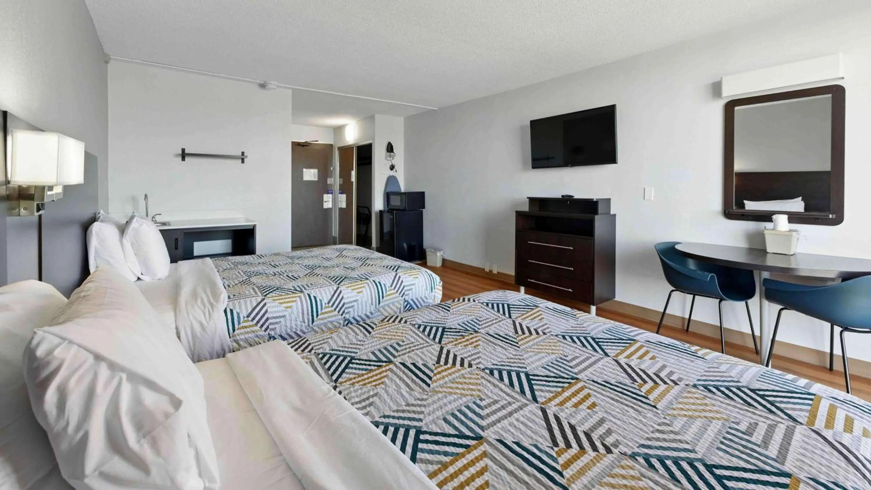 Queen Room with Two Queen Beds - Non-Smoking in Motel 6-Atlanta, GA - Atlanta Airport