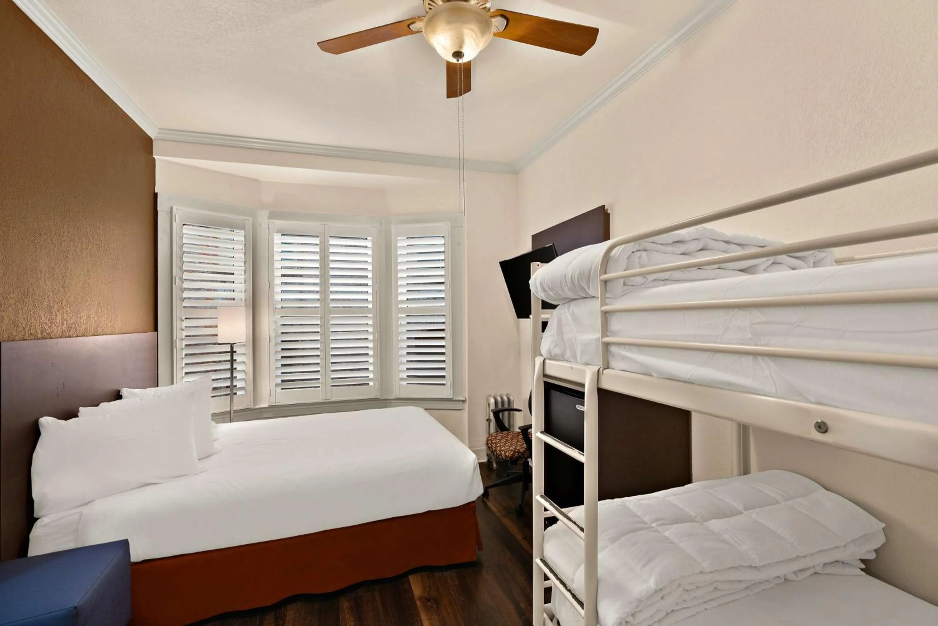 Queen Room with Bunk Bed - Non-Smoking in Mithila San Francisco - SureStay Collection by Best Western