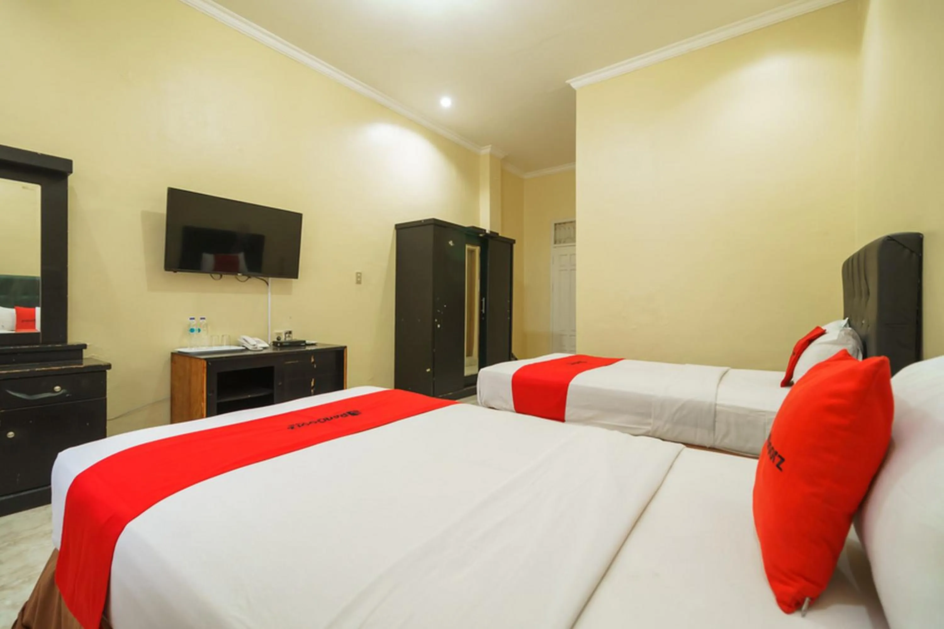 Deluxe Twin Room in RedDoorz Plus @ Hotel Sempurna Watervang Lubuk Linggau
