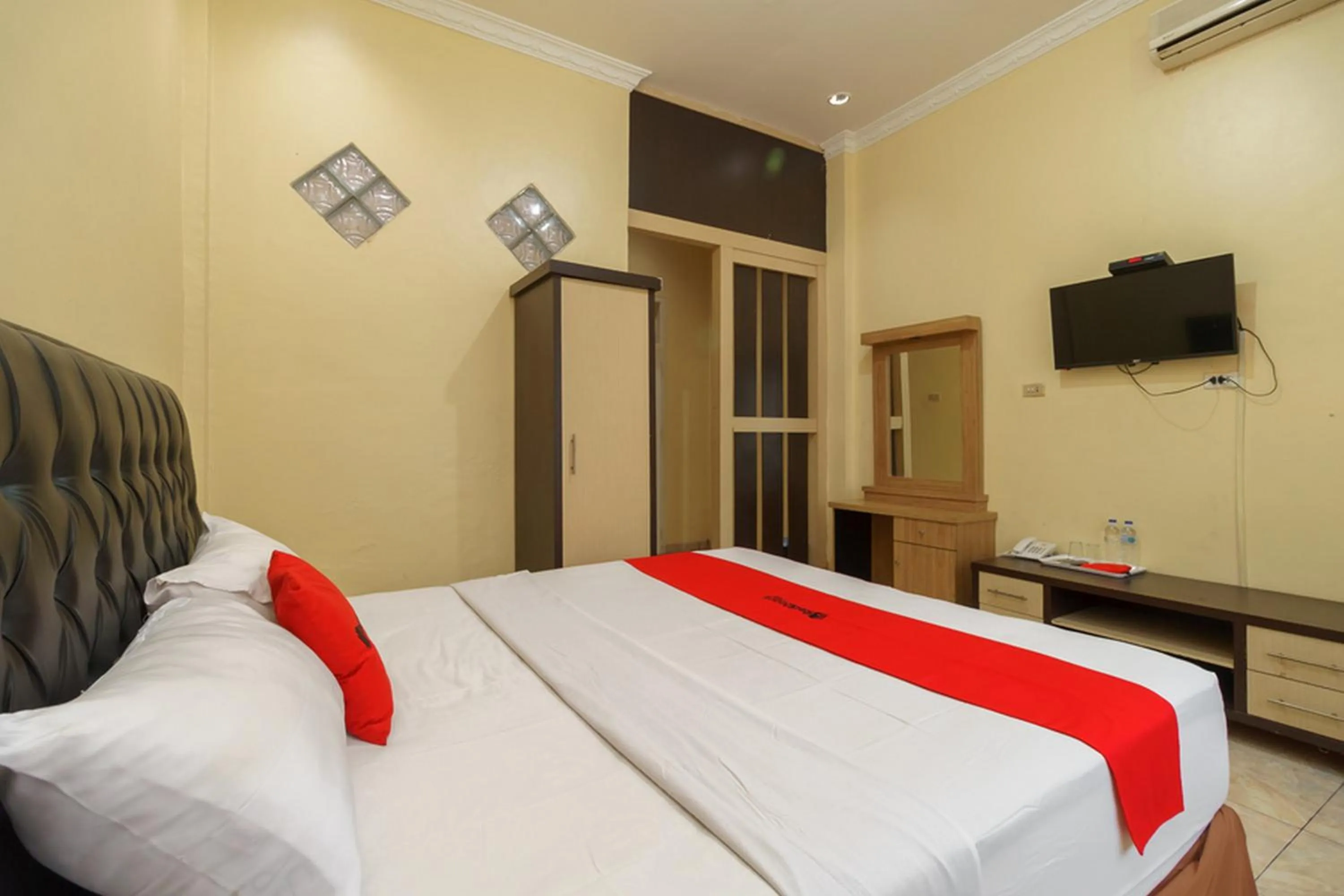 Double Room in RedDoorz Plus @ Hotel Sempurna Watervang Lubuk Linggau