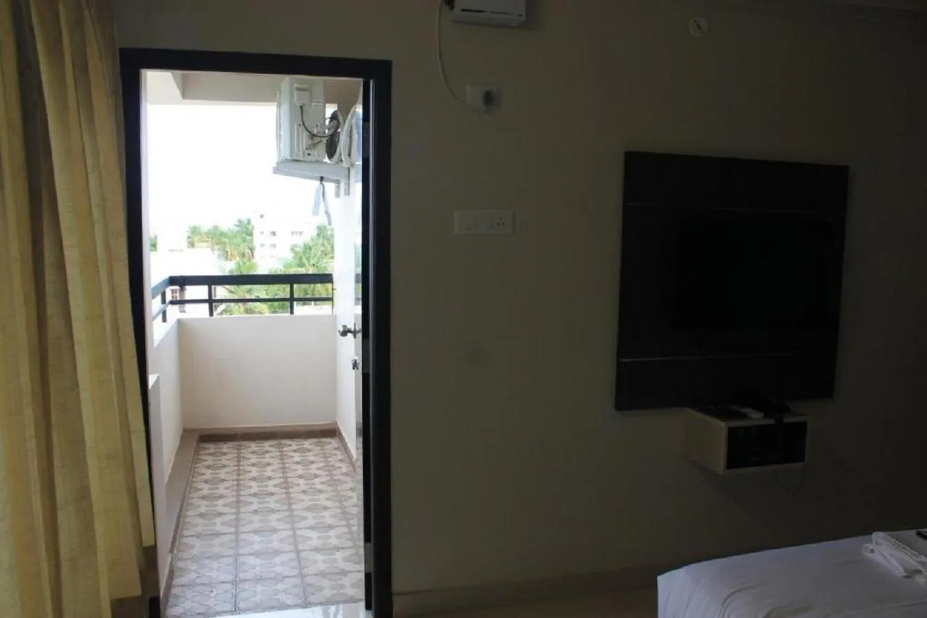 Deluxe Double Room with Balcony - single occupancy in Viswa Residency by Azalea