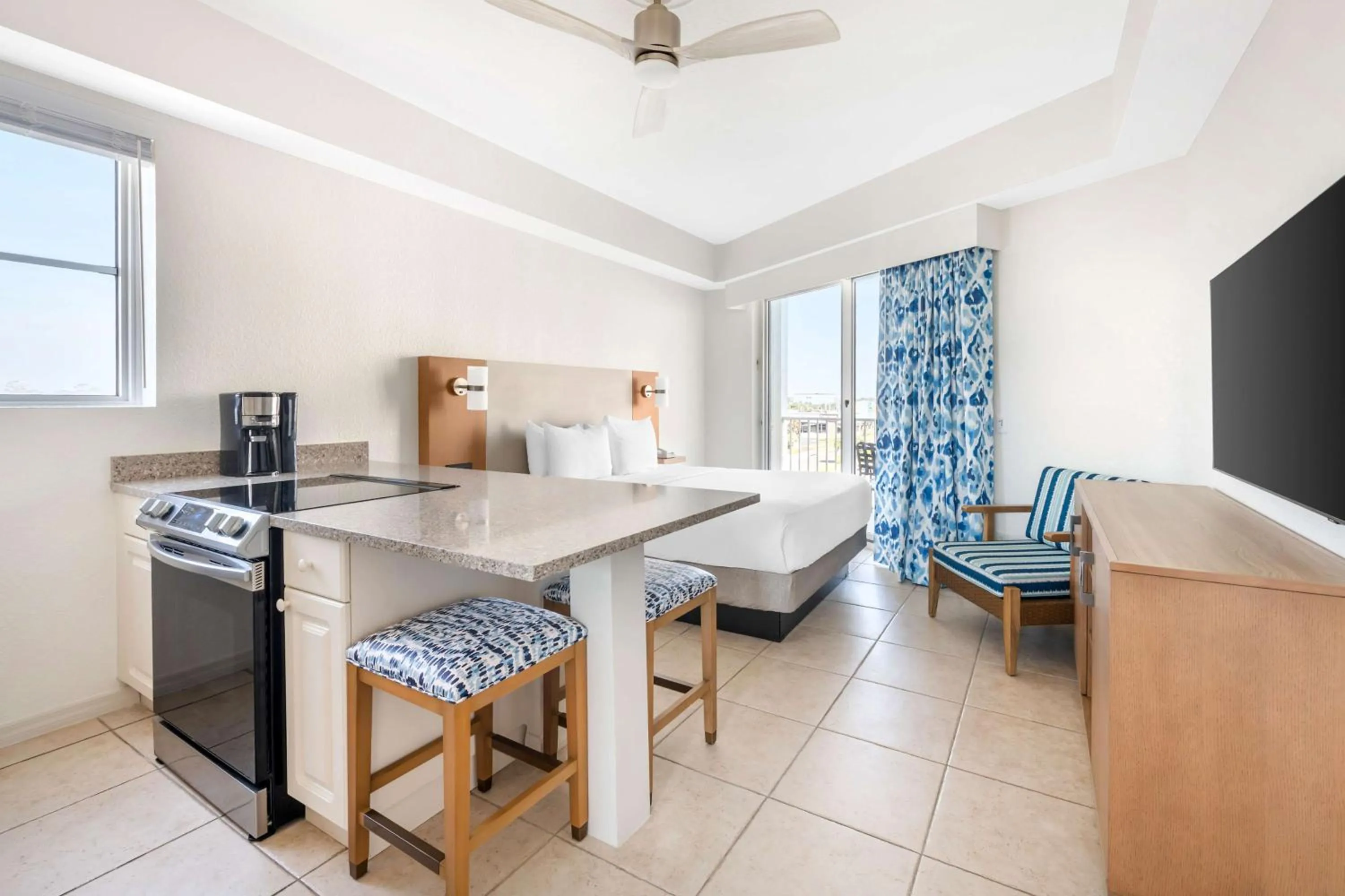 STUDIO 1 QUEEN WITH BALCONY in Hilton Vacation Club The Cove on Ormond Beach