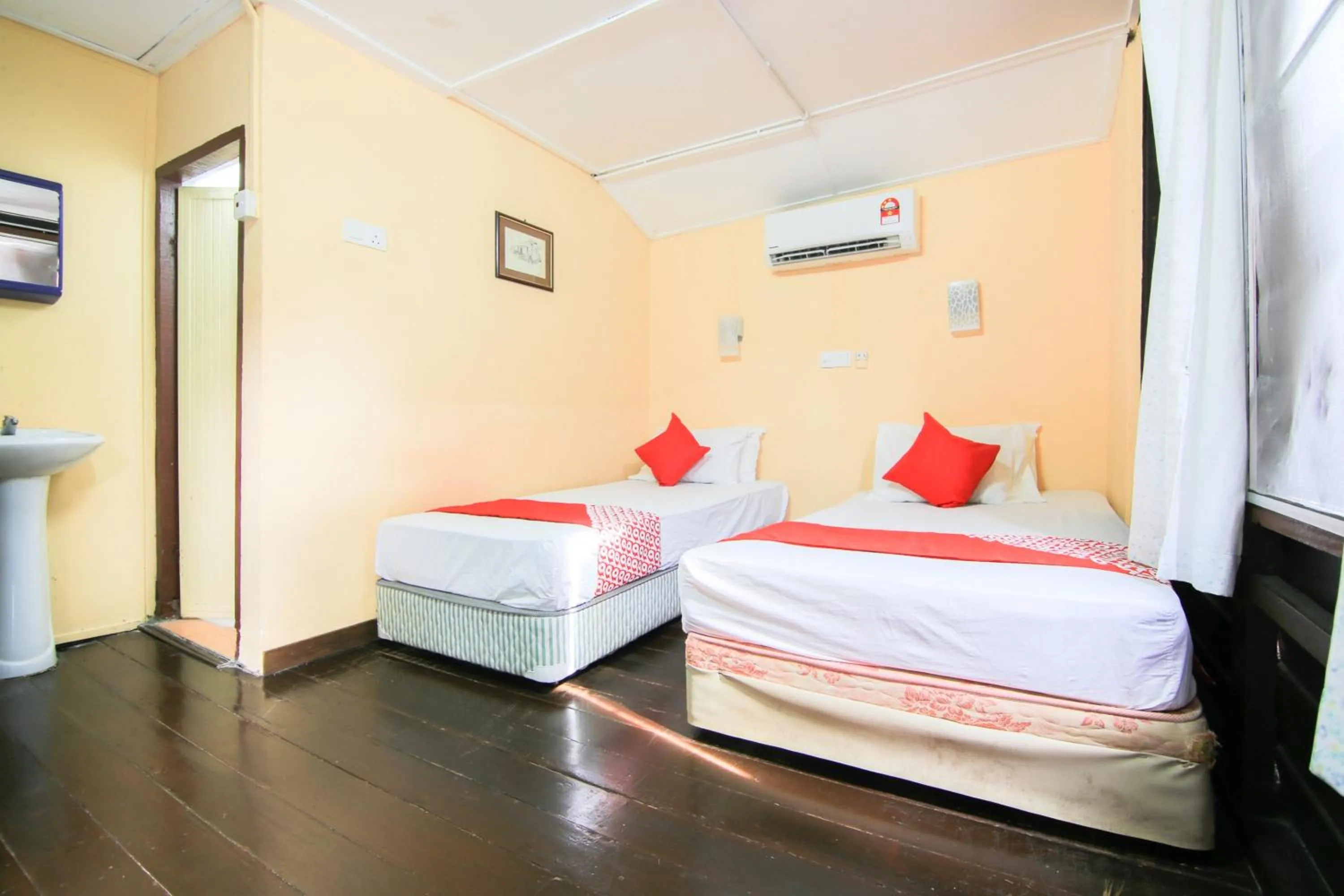 Deluxe Twin Room in Hotel O Ombak Inn Chalet