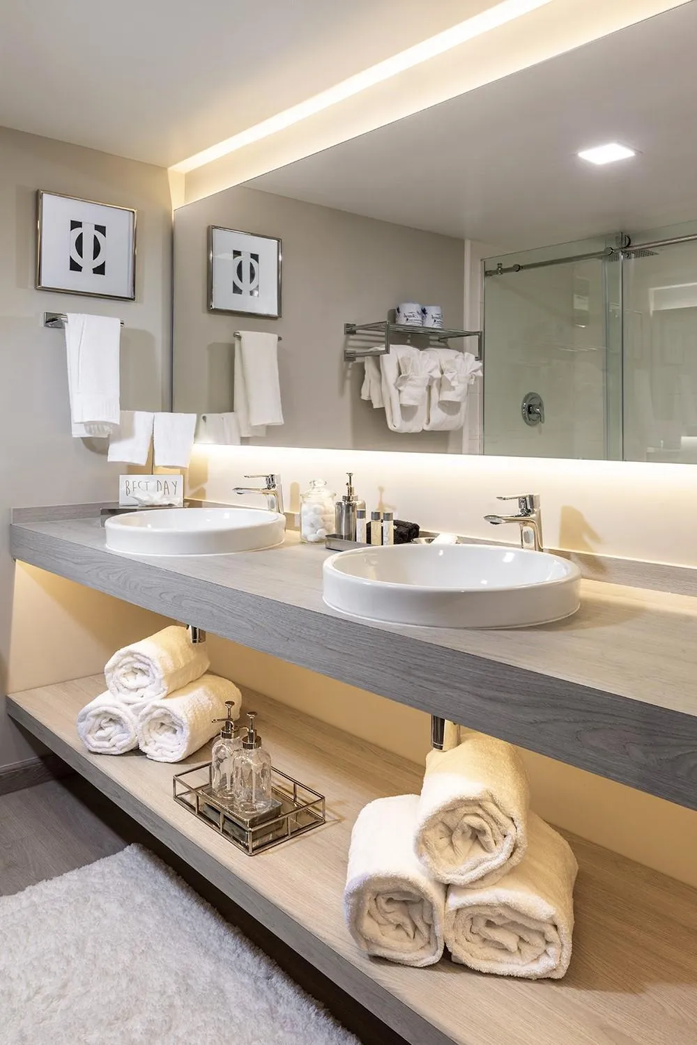 Royal Double Queen Bed Room ROYQ in Palazzo Lakeside Hotel