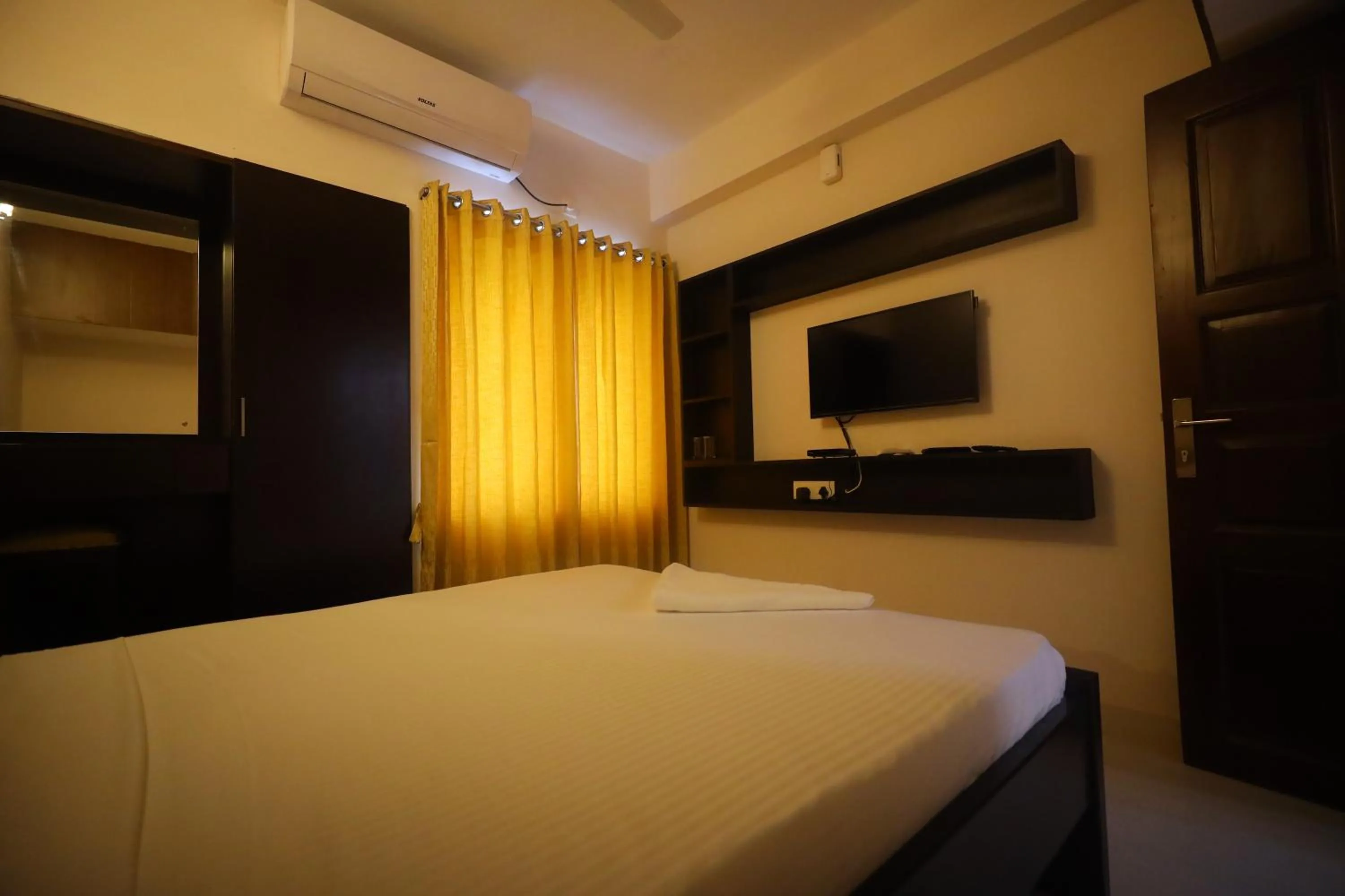 Deluxe Single Room in Kfour Apartment & Hotels Private Limited
