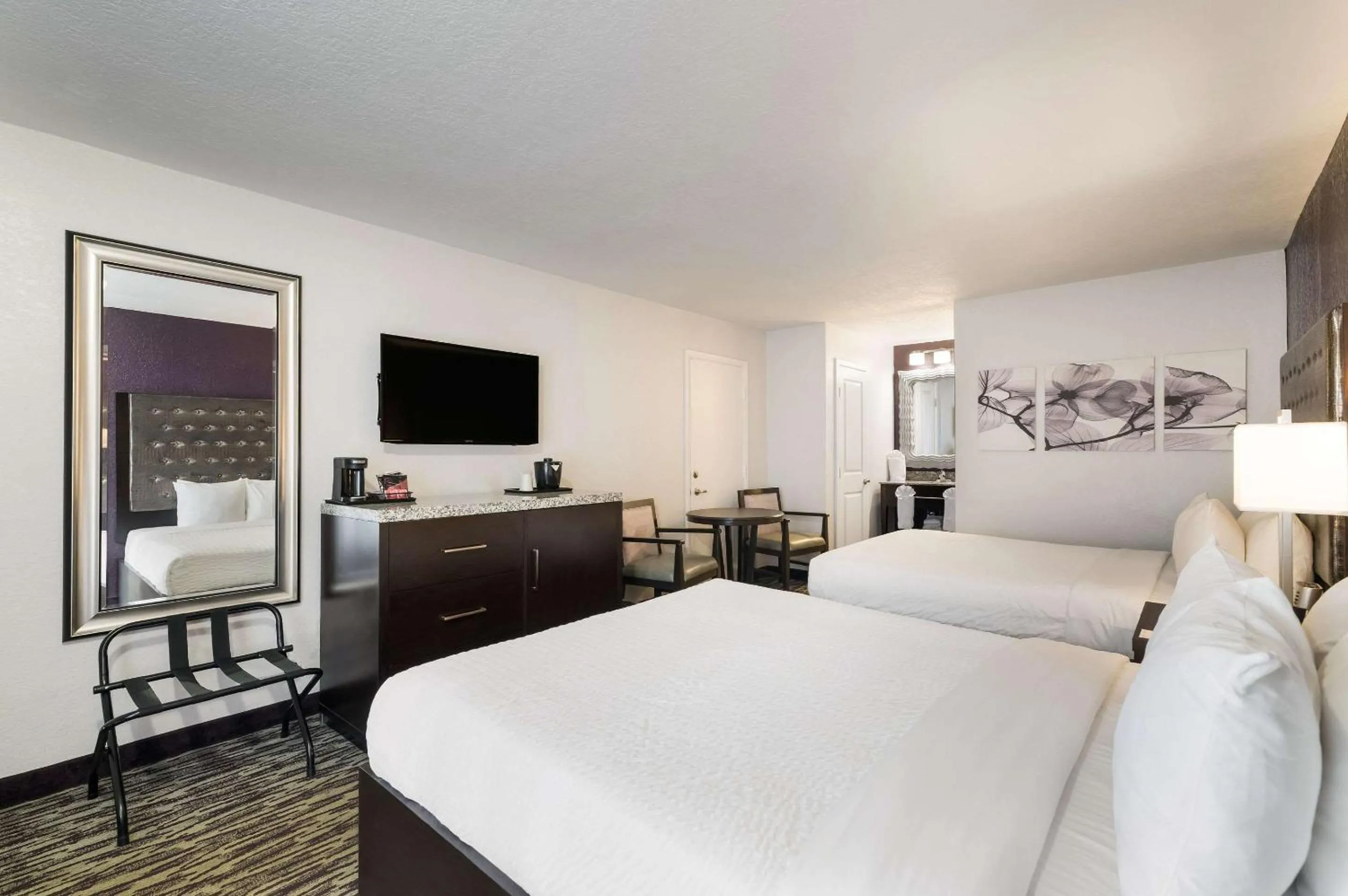 Queen Suite with Two Queen Beds - PET Friendly (No Resort Fee) in Clarion Inn & Suites Across From Universal Orlando Resort
