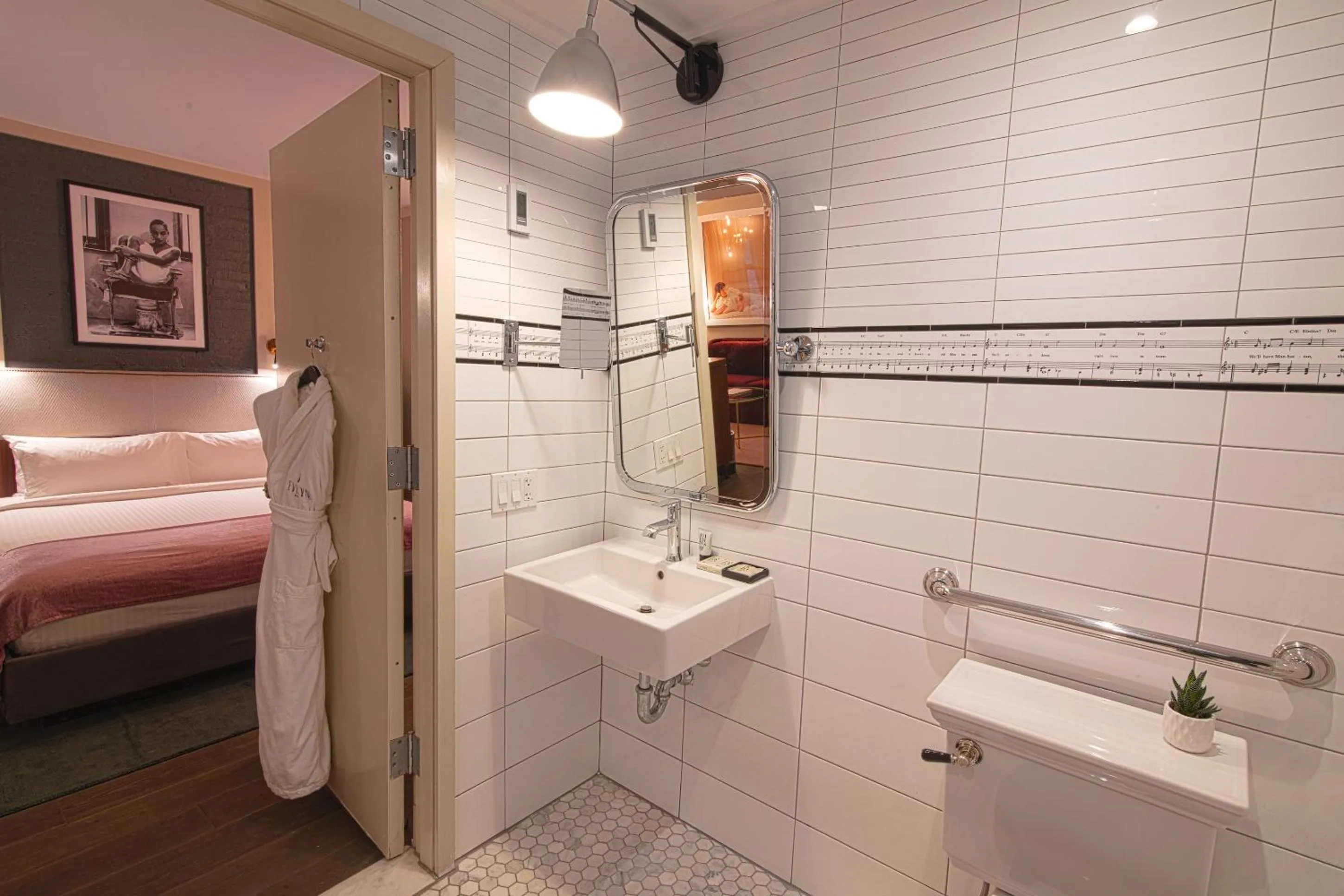 Accessible Deluxe 1 Queen Bed in The Evelyn NoMad