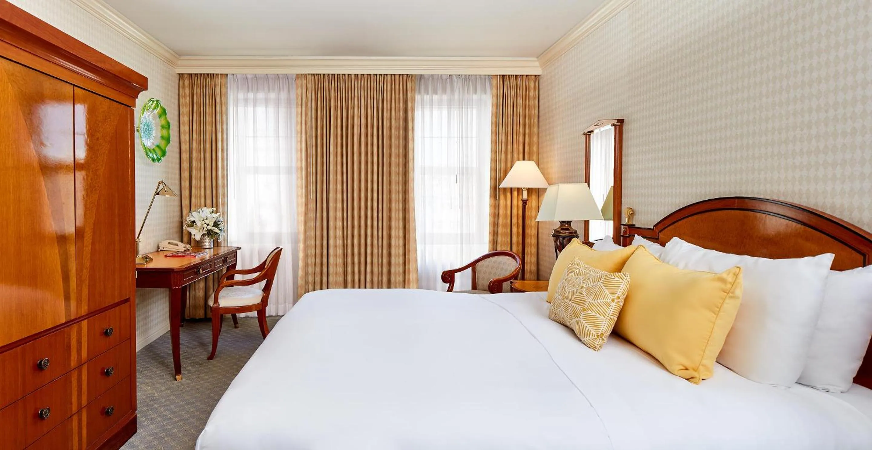 Deluxe King Room in Orchard Hotel