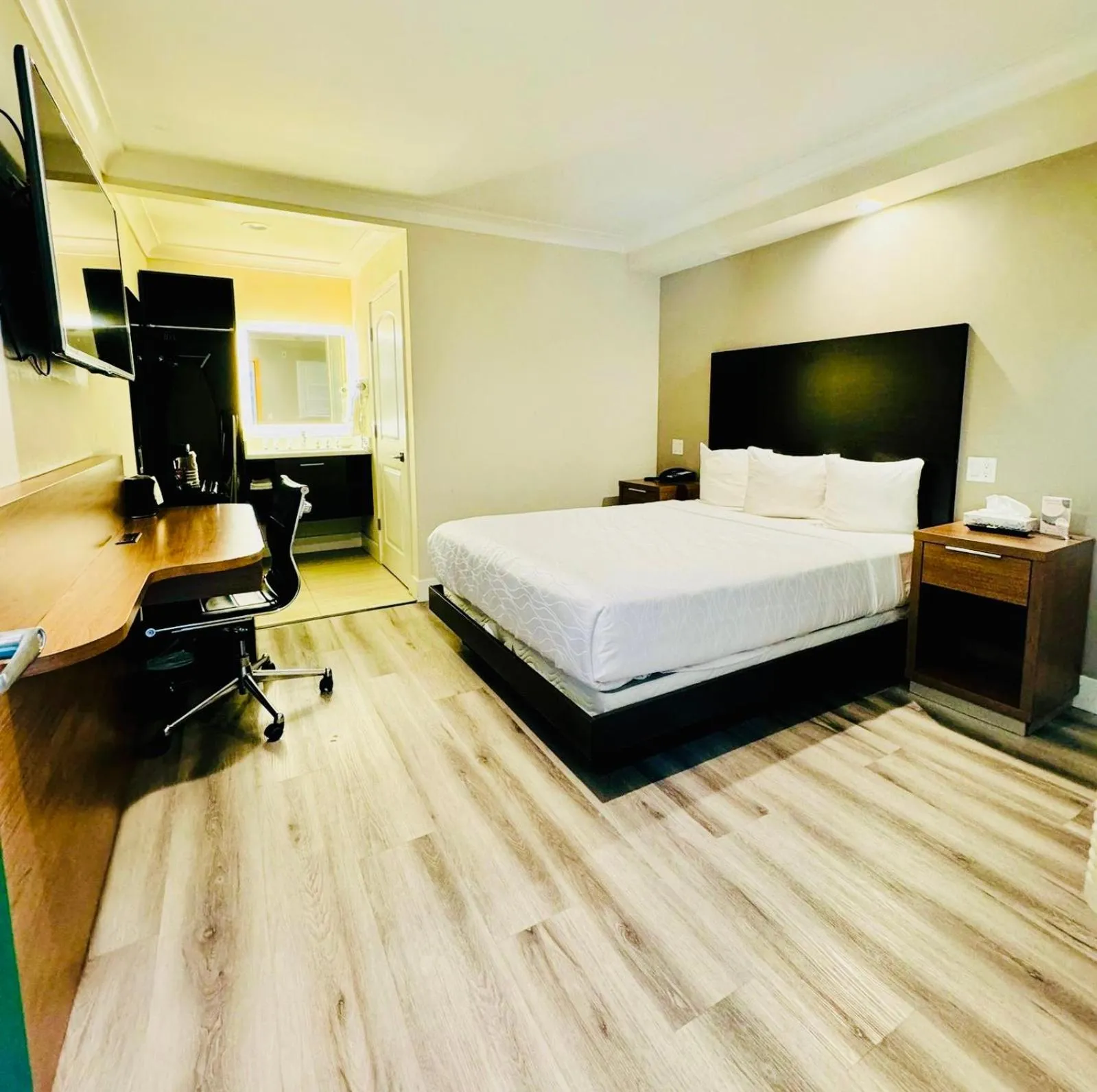 Premium Queen Room - Non-Smoking in Greenwich Inn