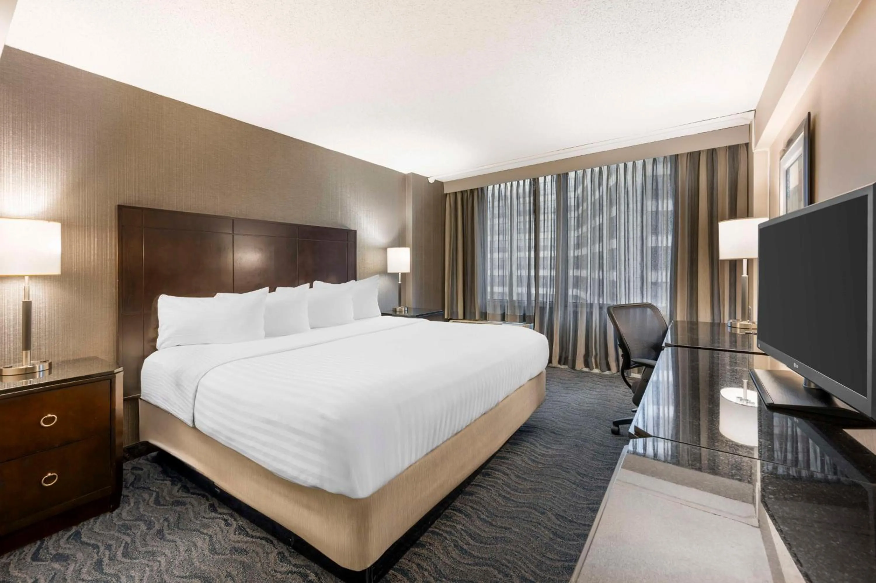 King Room with Roll In Shower-Disability Access in Best Western Grant Park Hotel
