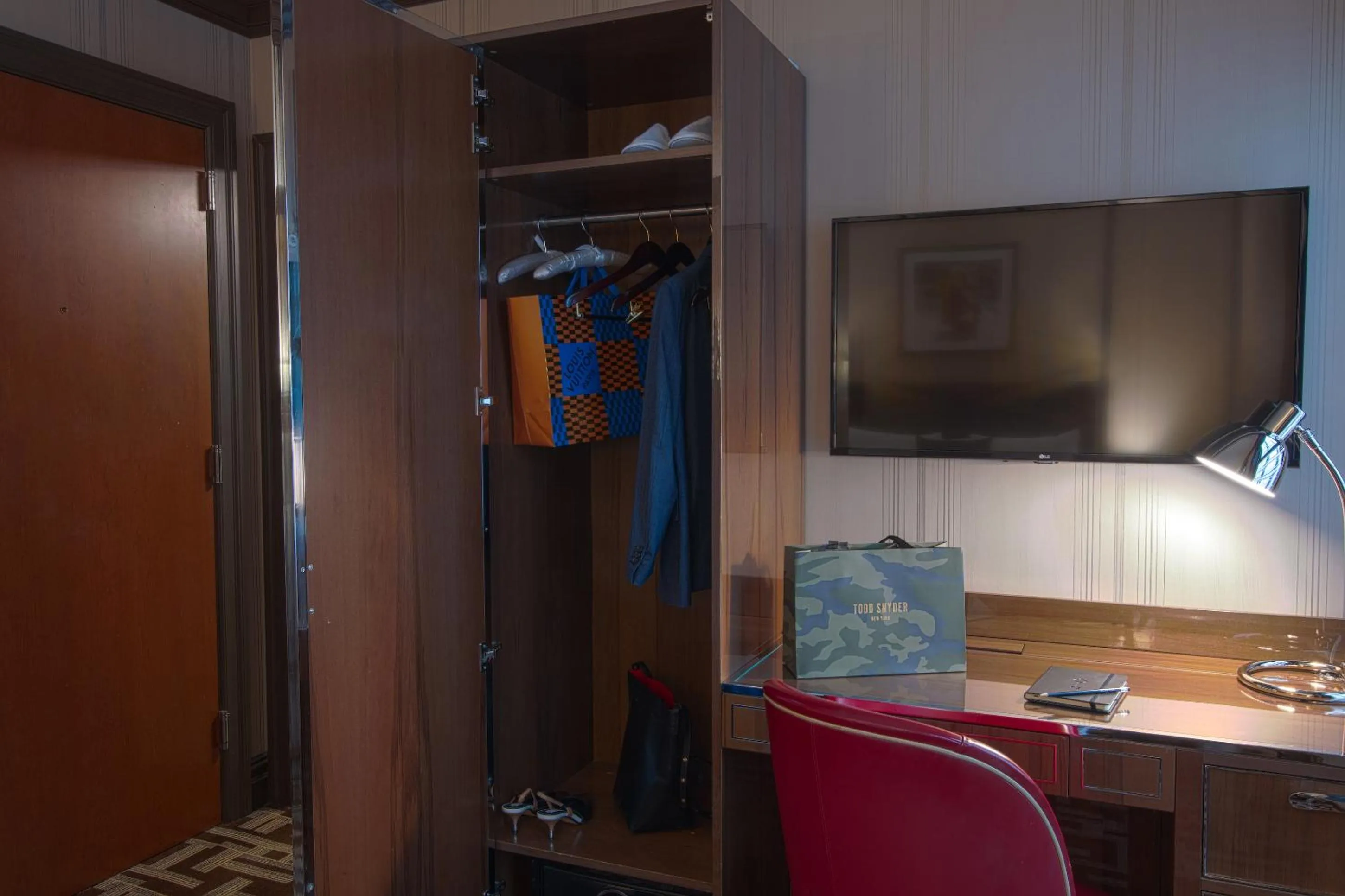 Deluxe 1 Queen Bed in Iroquois New York Times Square