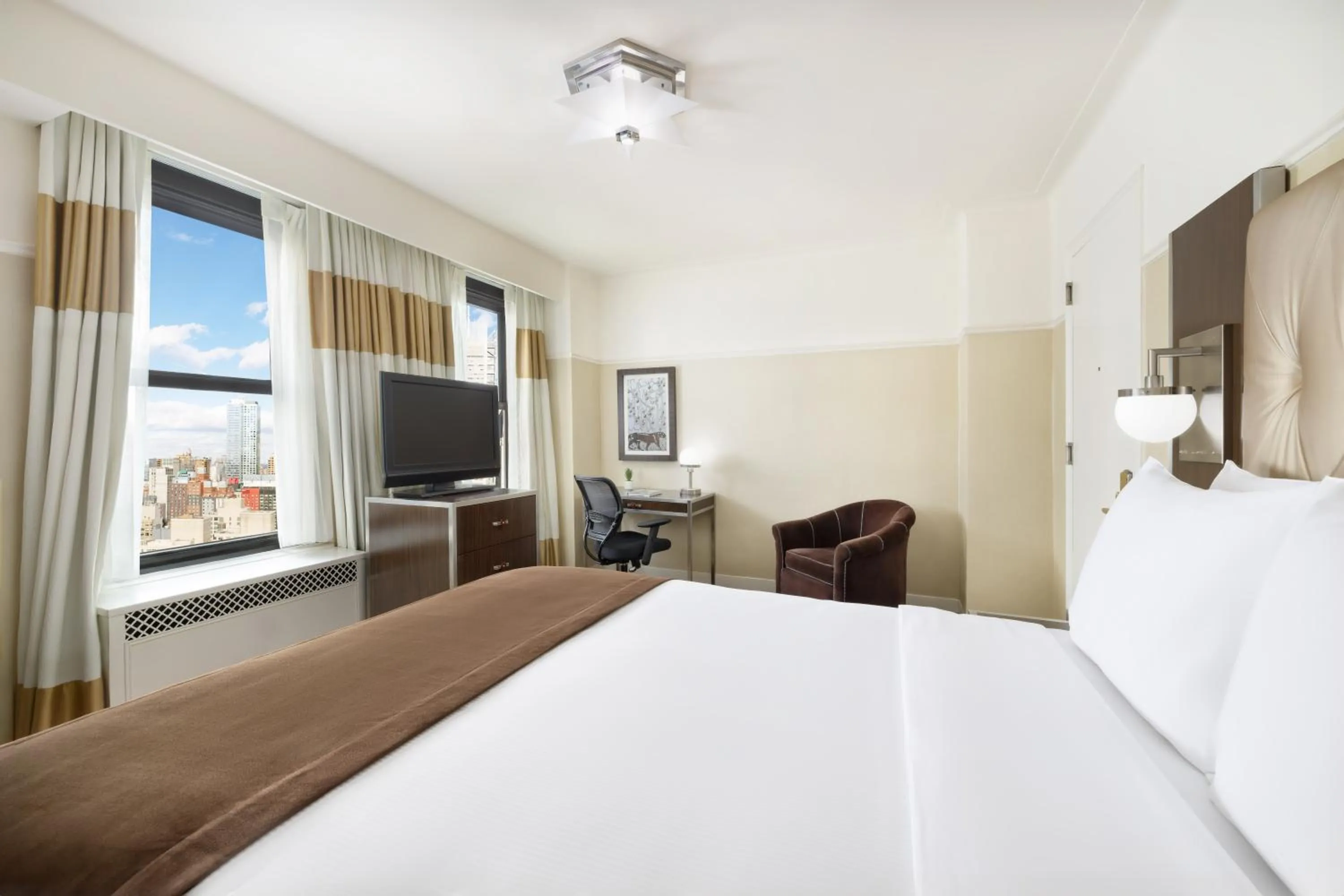 Standard Queen Room with View in New Yorker by Lotte Hotels