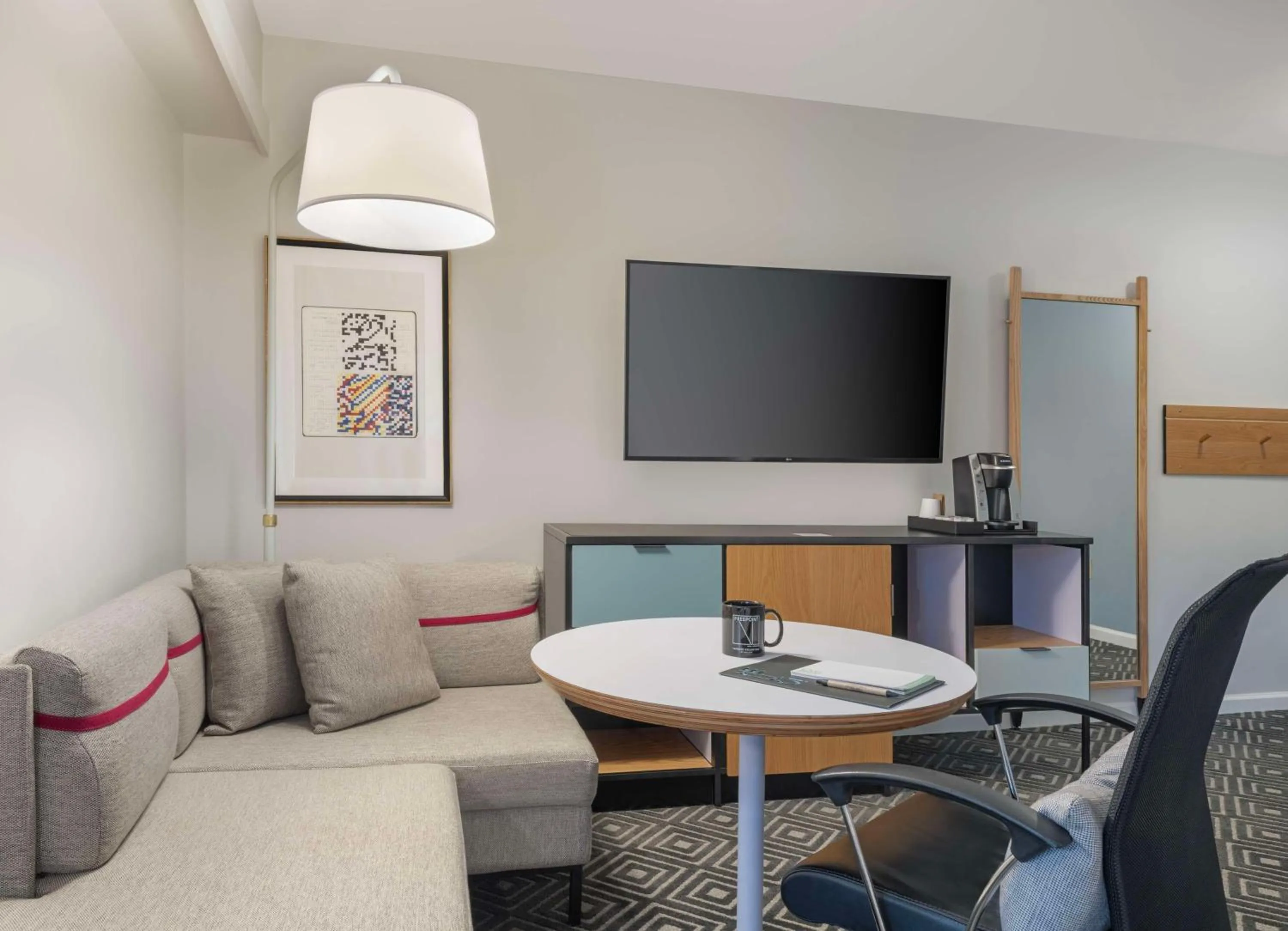 Deluxe Corner King Room in Freepoint Hotel Cambridge, Tapestry Collection by Hilton