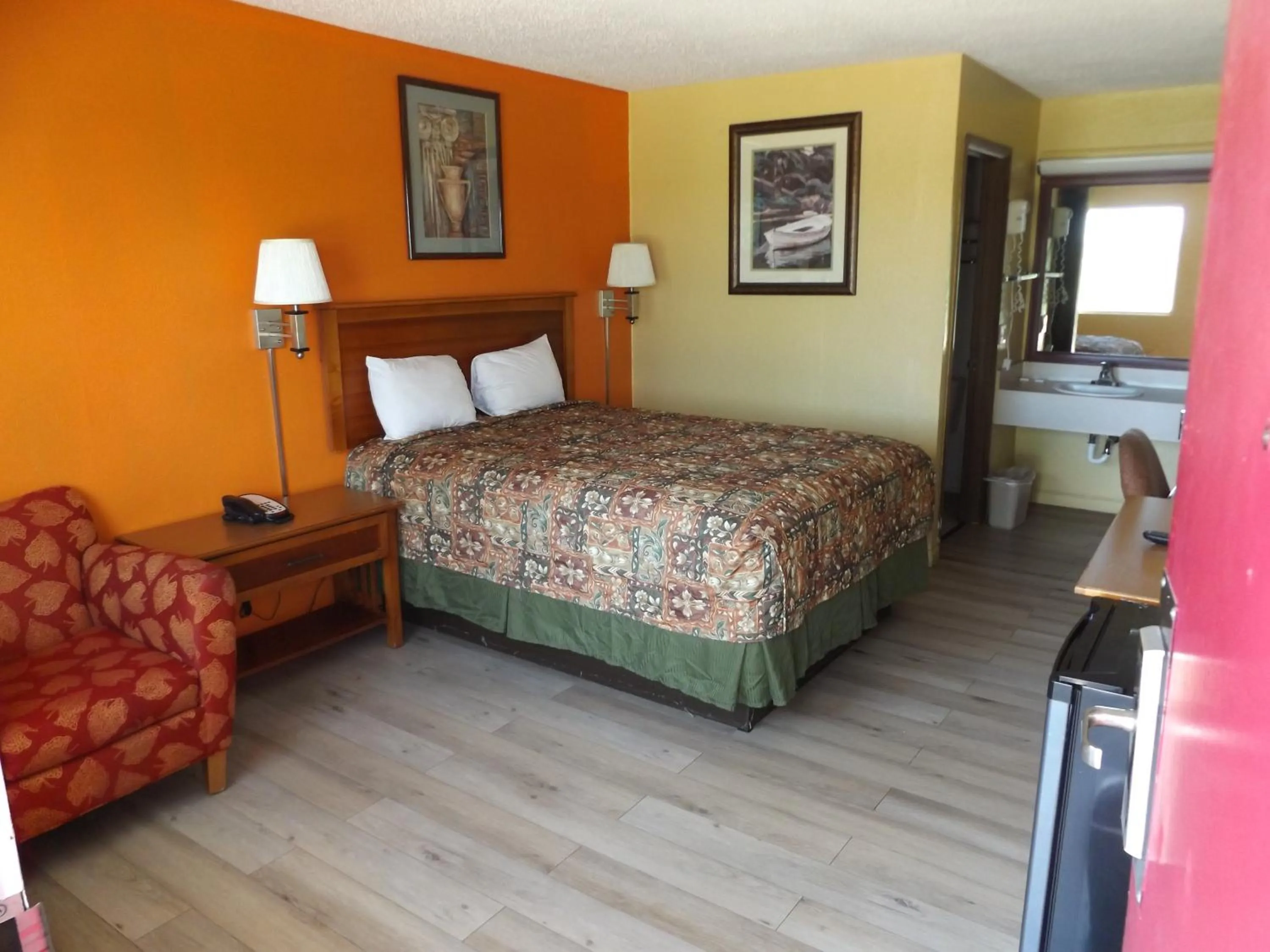 Deluxe Queen Room in Regency Inn