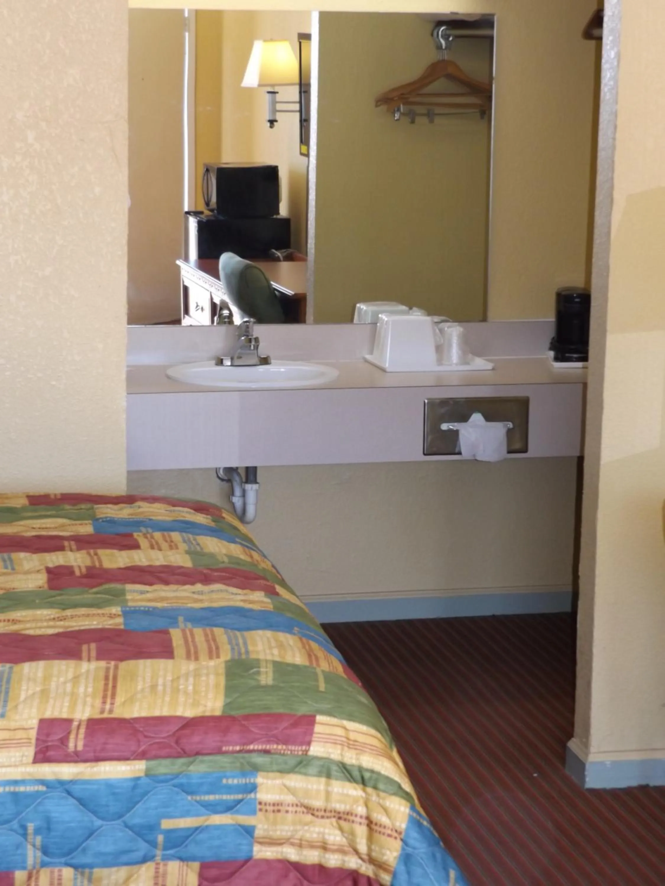 Deluxe Queen Room in Regency Inn