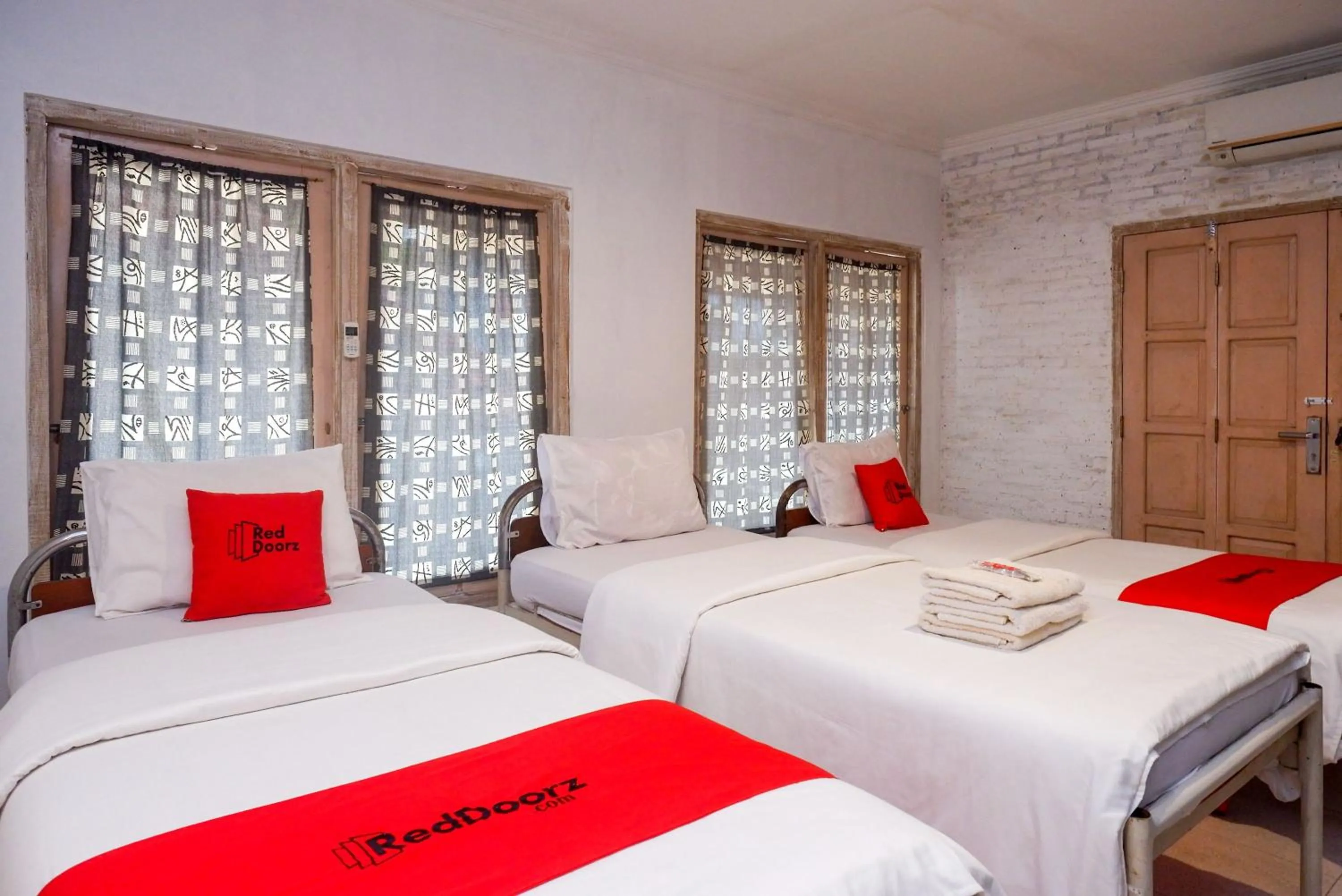 Triple Room in RedDoorz Syariah near Plengkung Gading 2