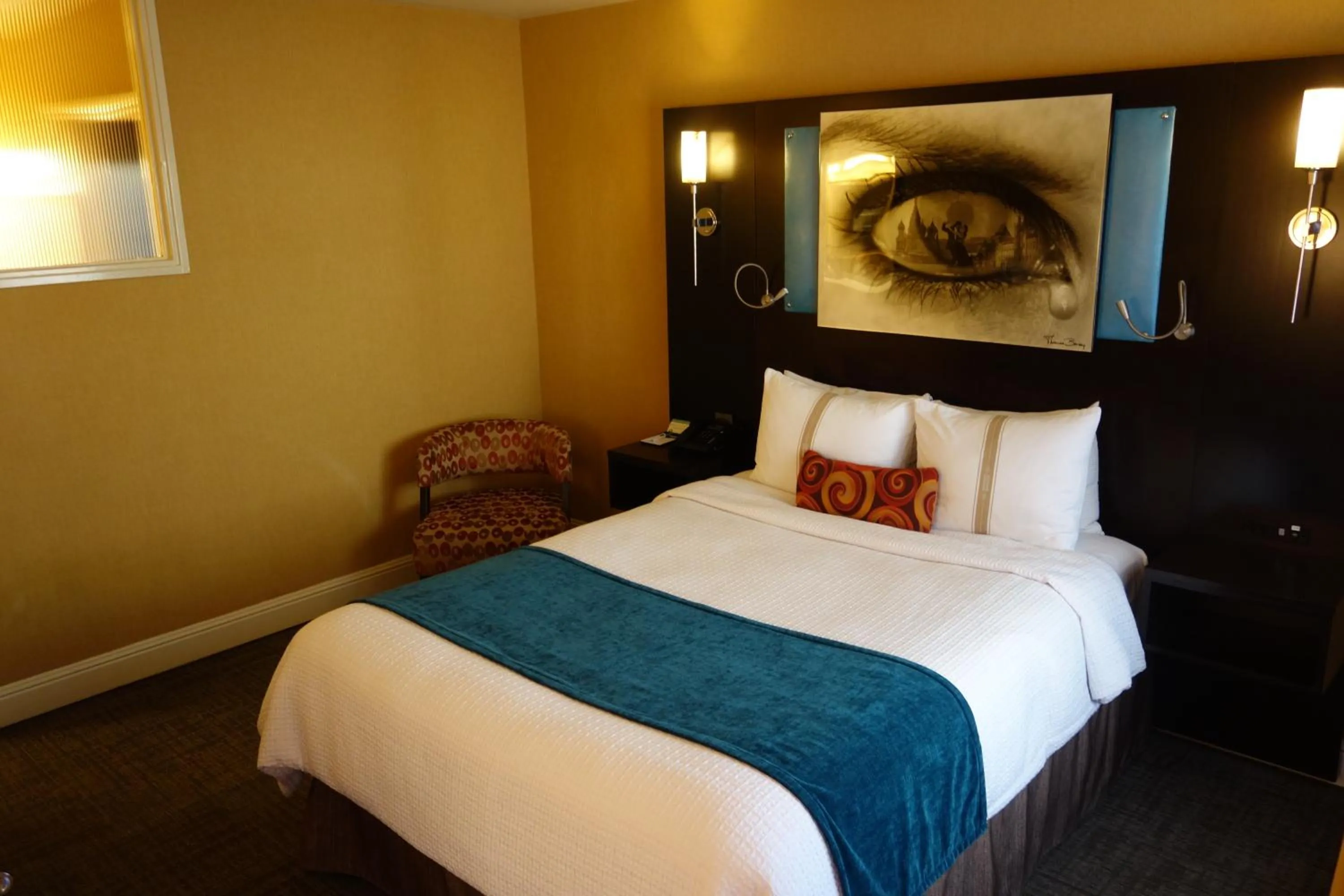Traditional Queen Room with One Queen Bed in The Dylan Hotel at SFO