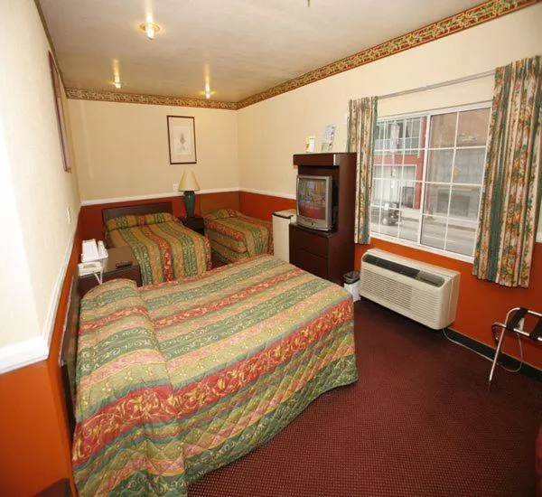 Family Room in Hollywood Guest Inn