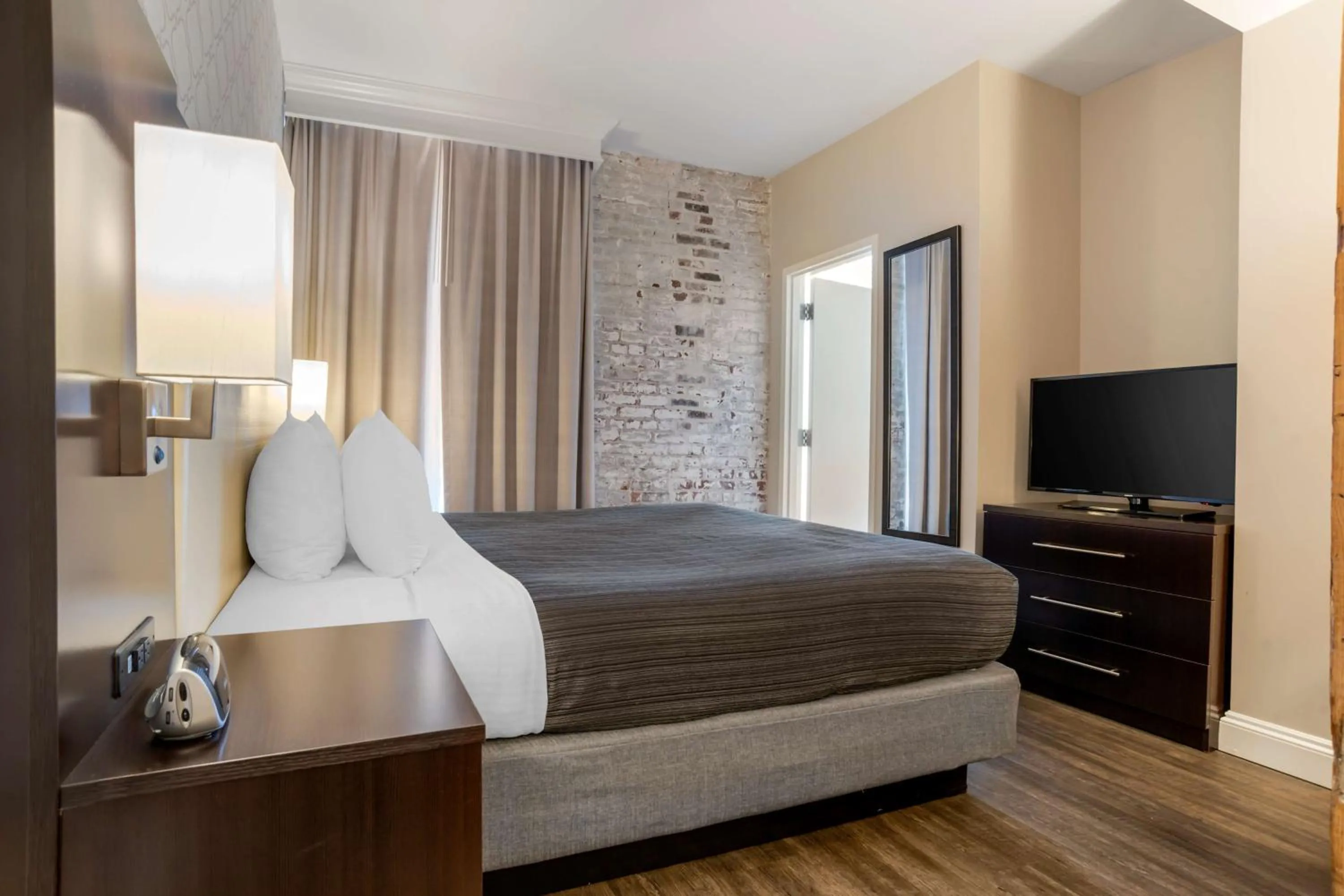 Queen Room in Best Western Plus St. Christopher Hotel