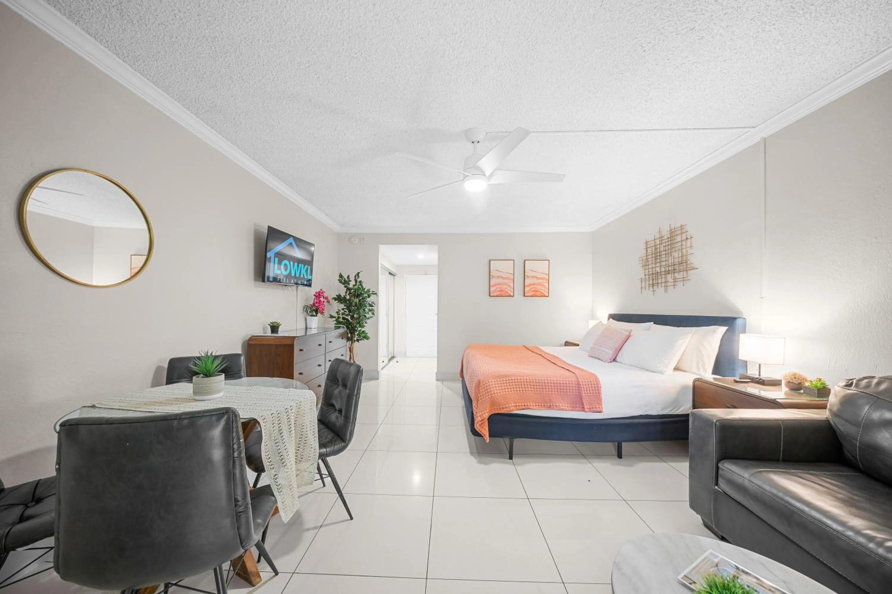 Deluxe King with Balcony, Kitchenette and Sofa Bed in Boca Plaza