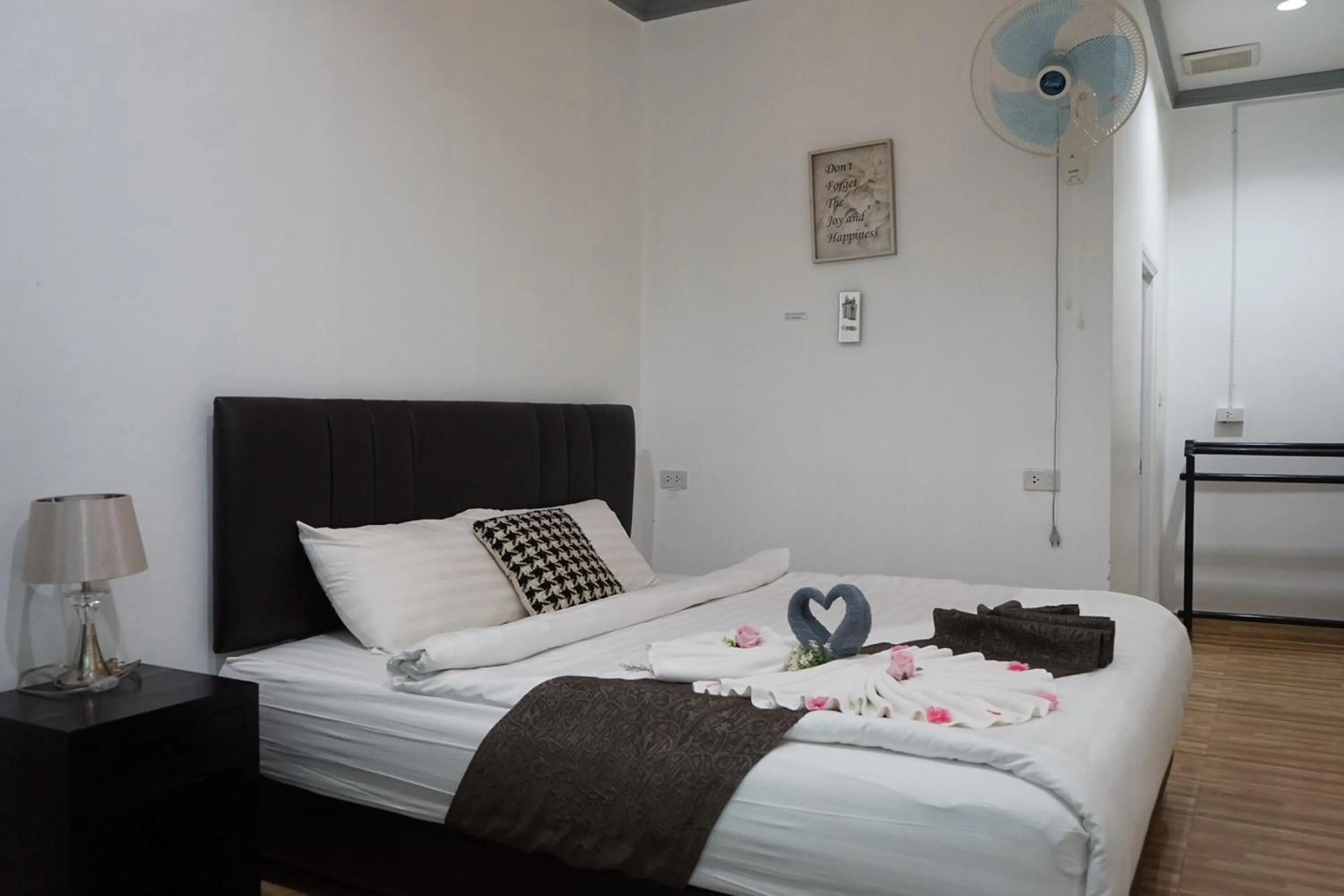 Deluxe King Room in Chaiyai River Front Hotel