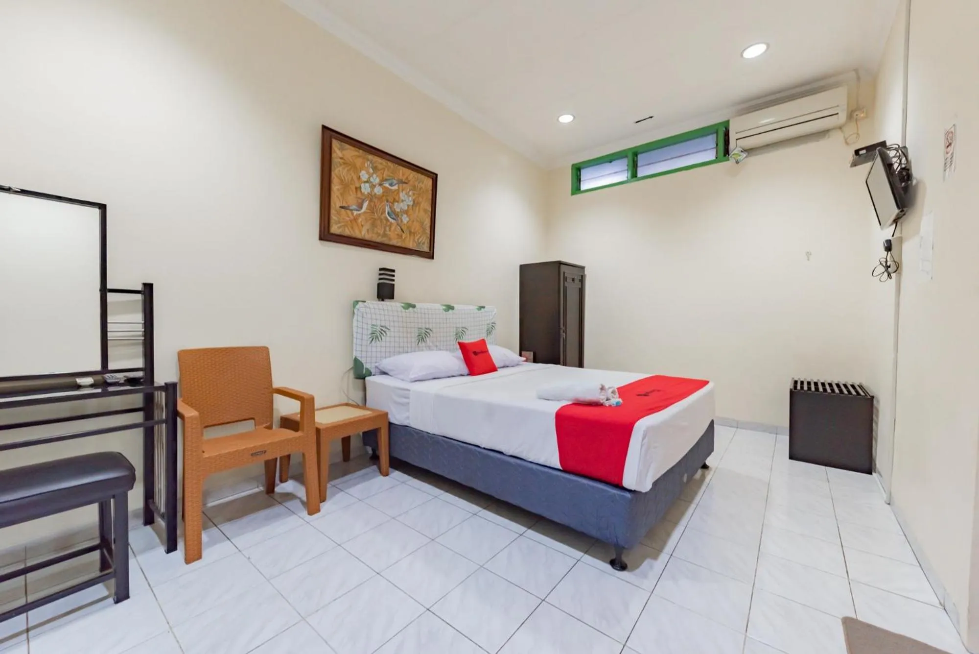 Deluxe Room in RedDoorz @ Jalan R.E. Martadinata Sukabumi