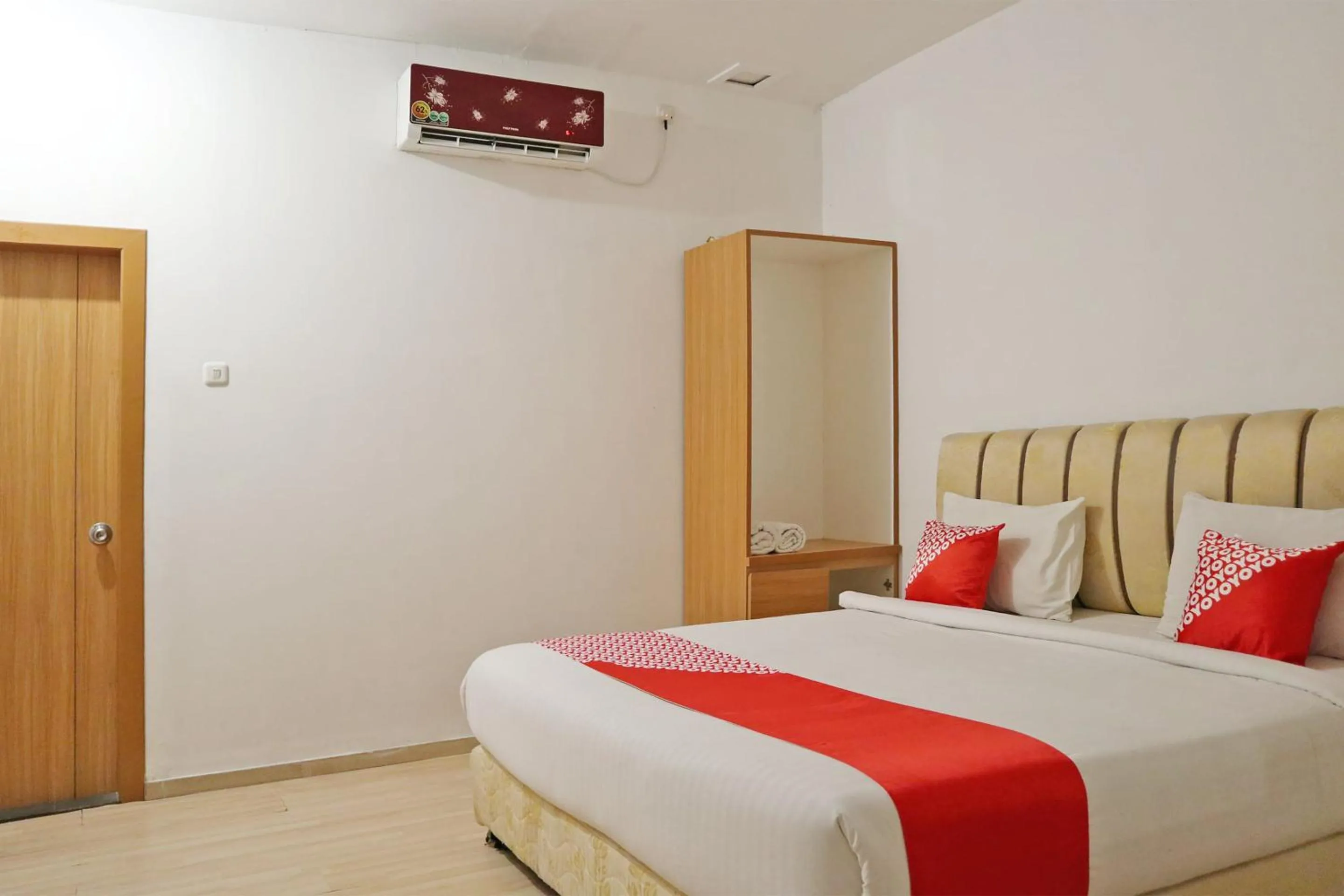 Deluxe Double Room in Hotel O M Authentic Kost Man