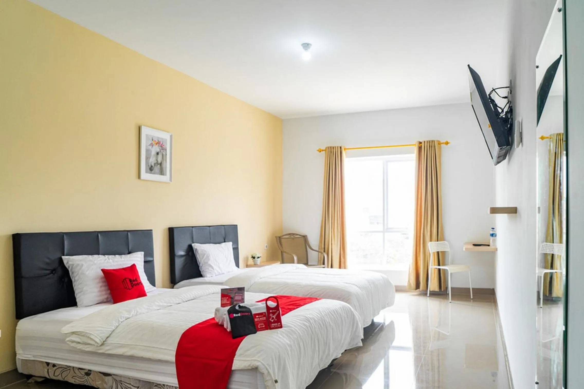 Twin Room in RedDoorz Plus near Teras Kota 3