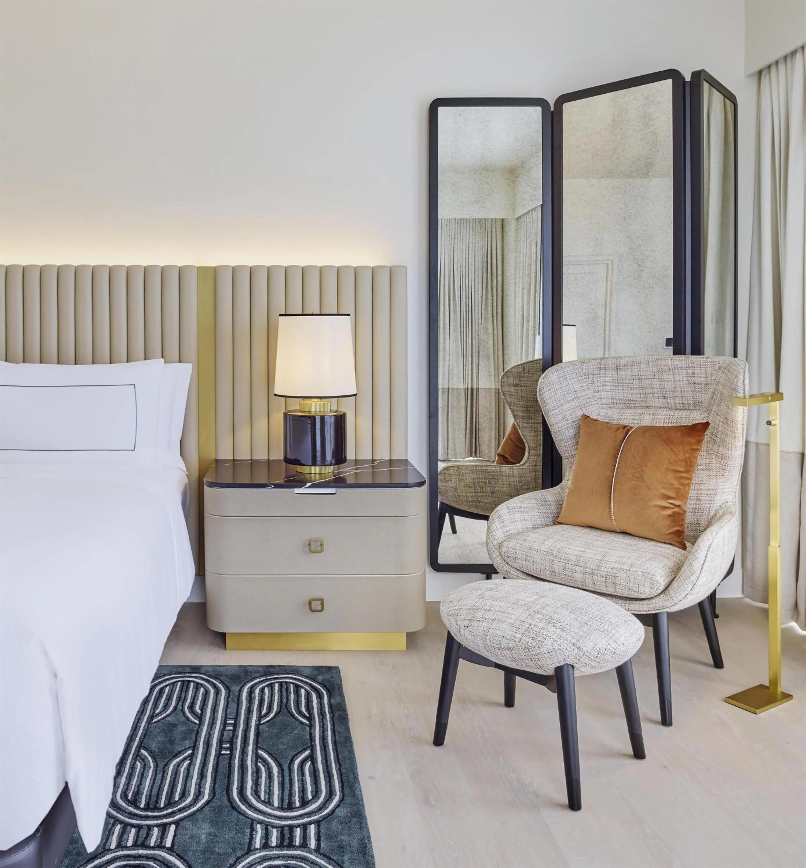 Premier King Room with City View in Cameo Beverly Hills