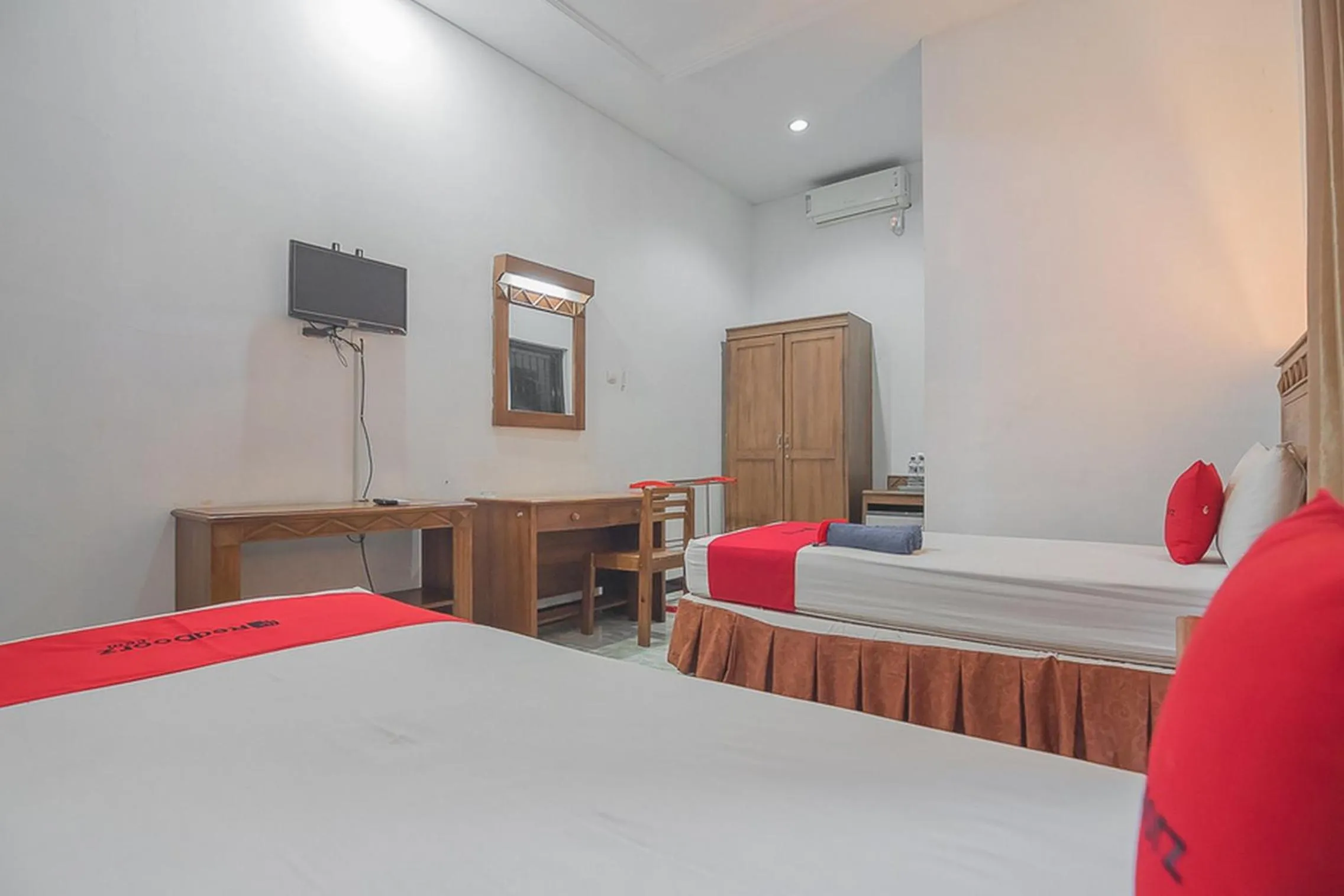 Twin Room in RedDoorz Plus near RSUD Majalengka