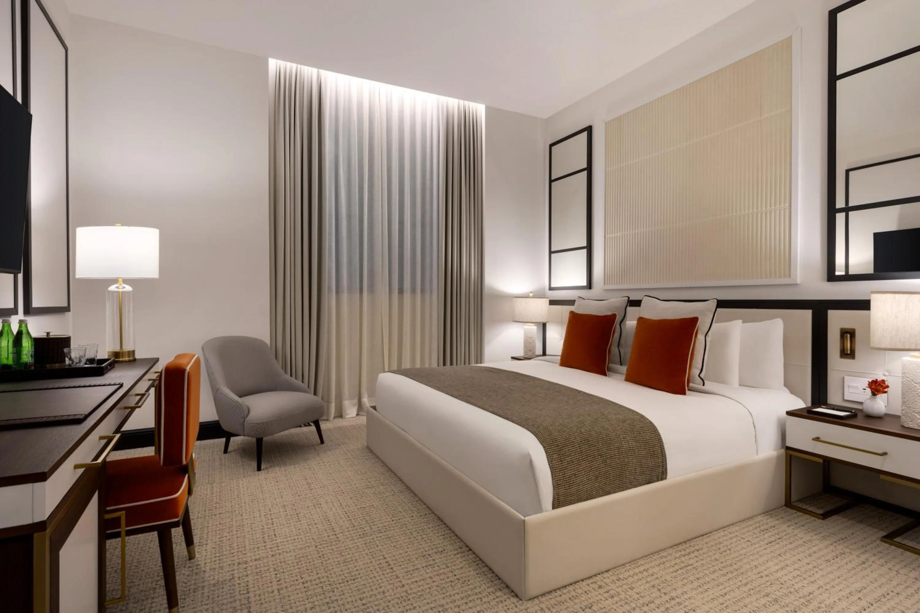 Deluxe King ADA Mobility/Hearing Accessible with Roll-in Shower in The Chemists Club Hotel