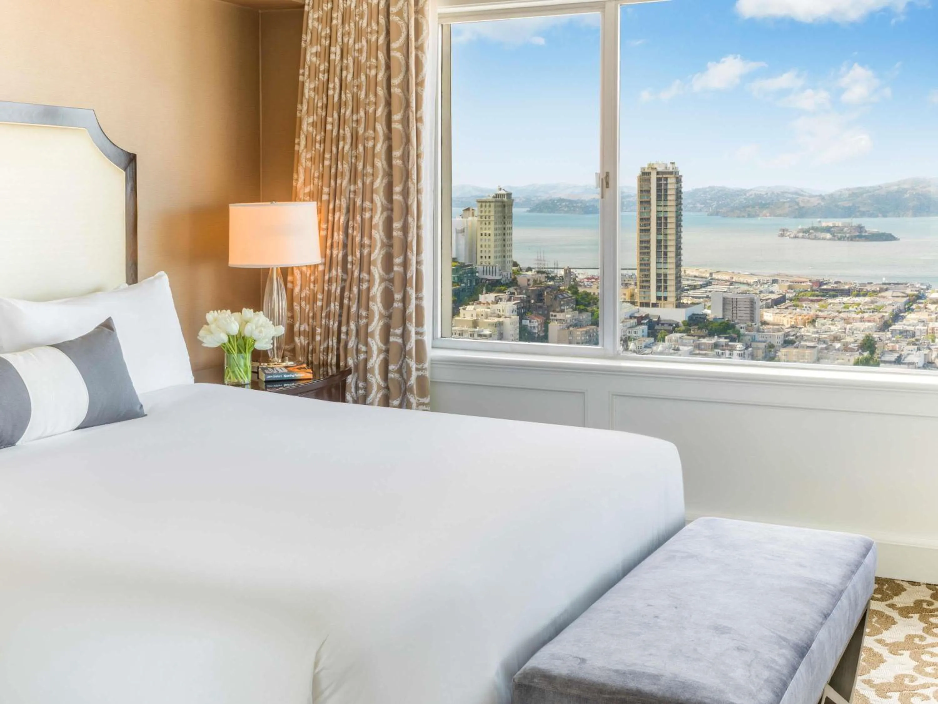 Signature King Suite with Sofa Bed and Bay View in Fairmont San Francisco