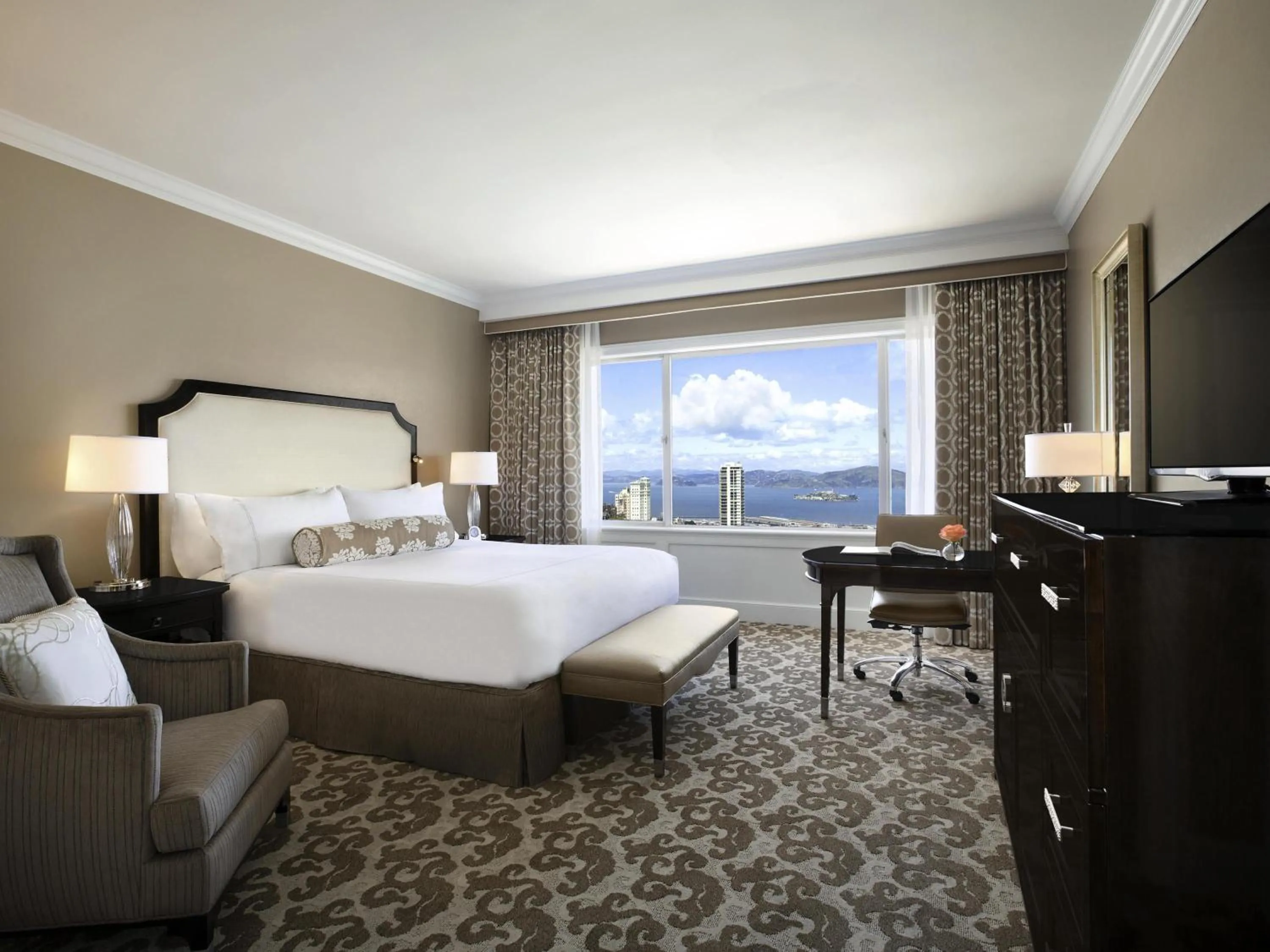 Signature King Room with Roll-In Shower and Bay View - Mobility Accessible in Fairmont San Francisco