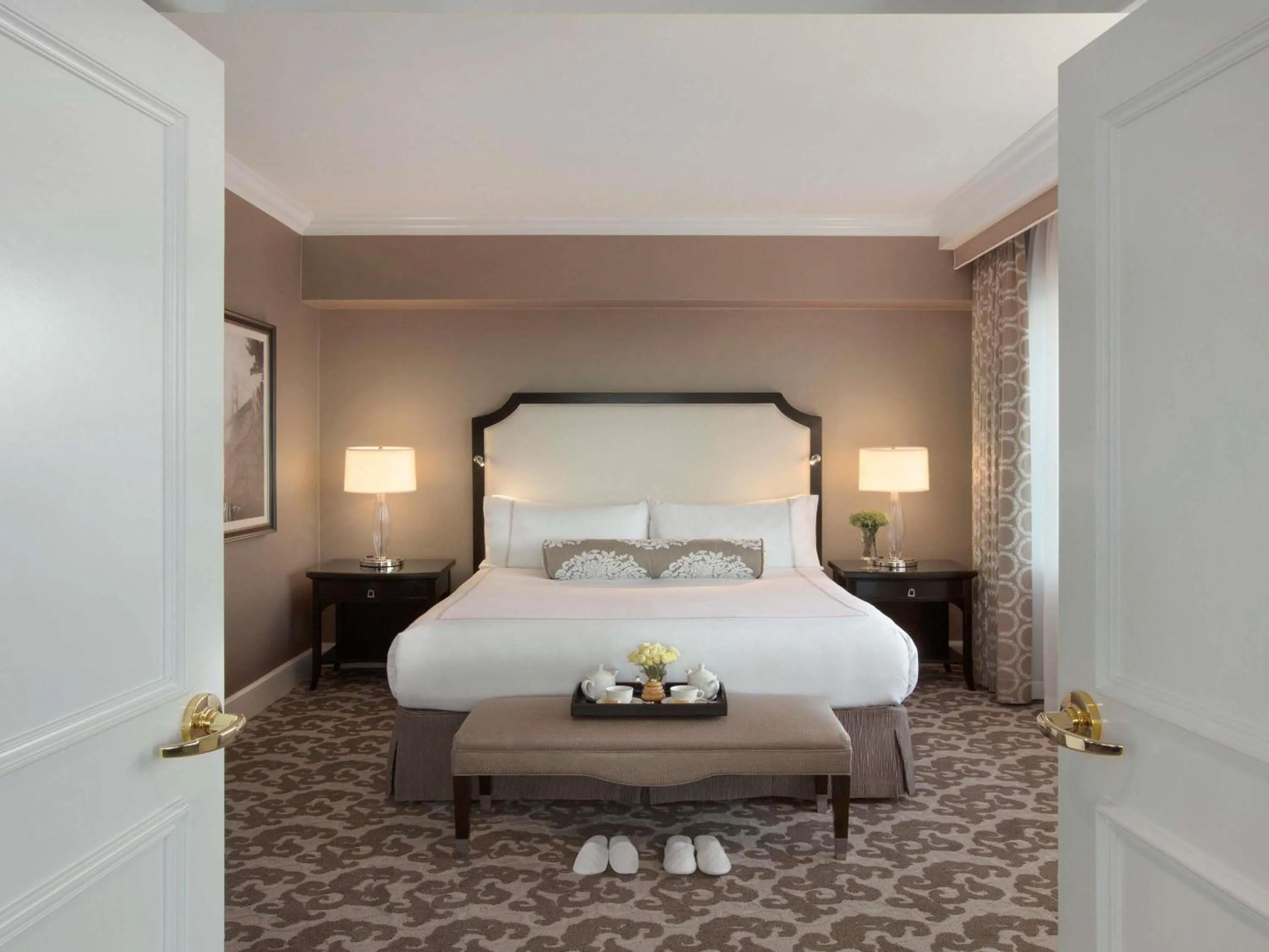 Signature Golden Gate King Suite with Sofa Bed in Fairmont San Francisco