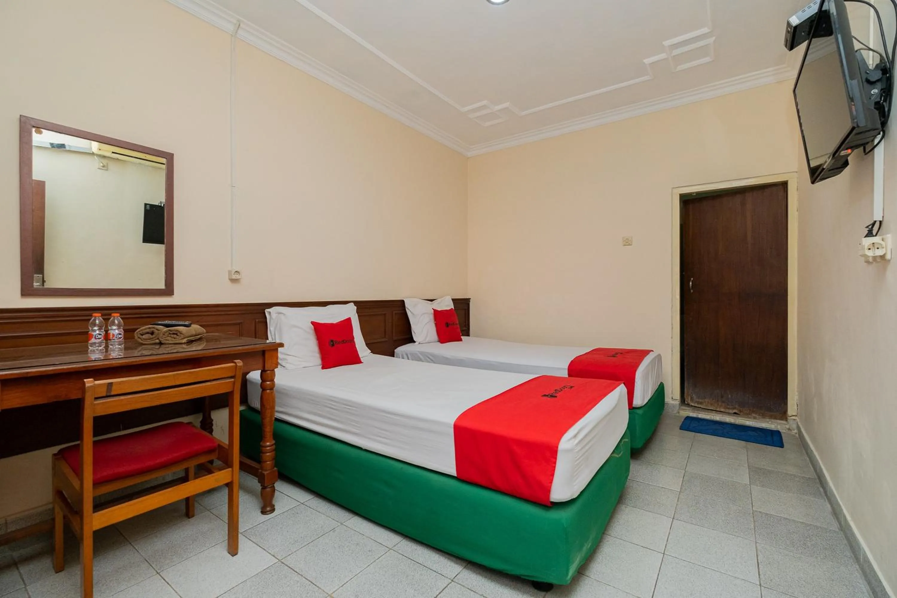 Twin Room in RedDoorz near Bojonegoro Train Station