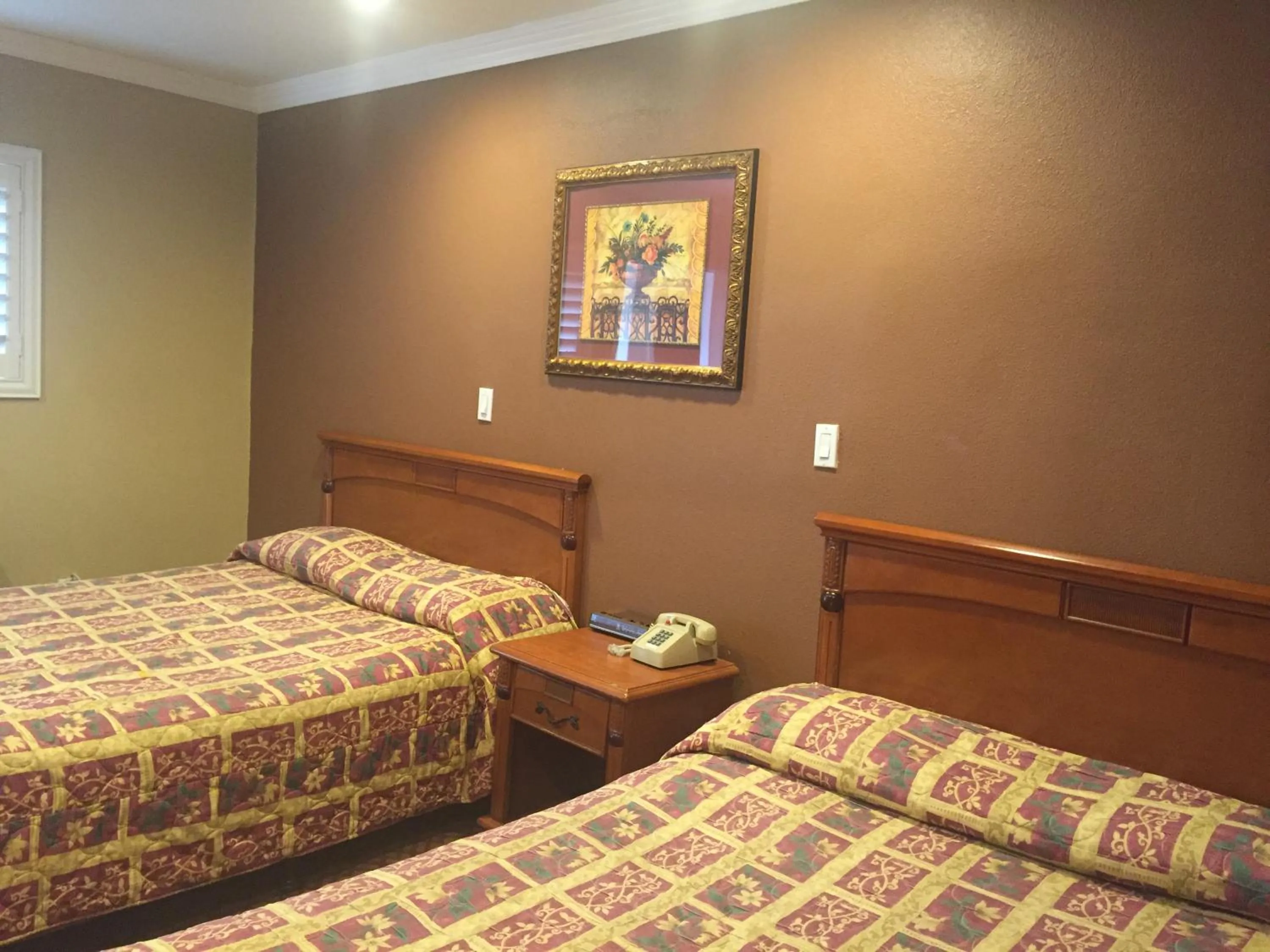 Double Queen Room in Beverly Inn