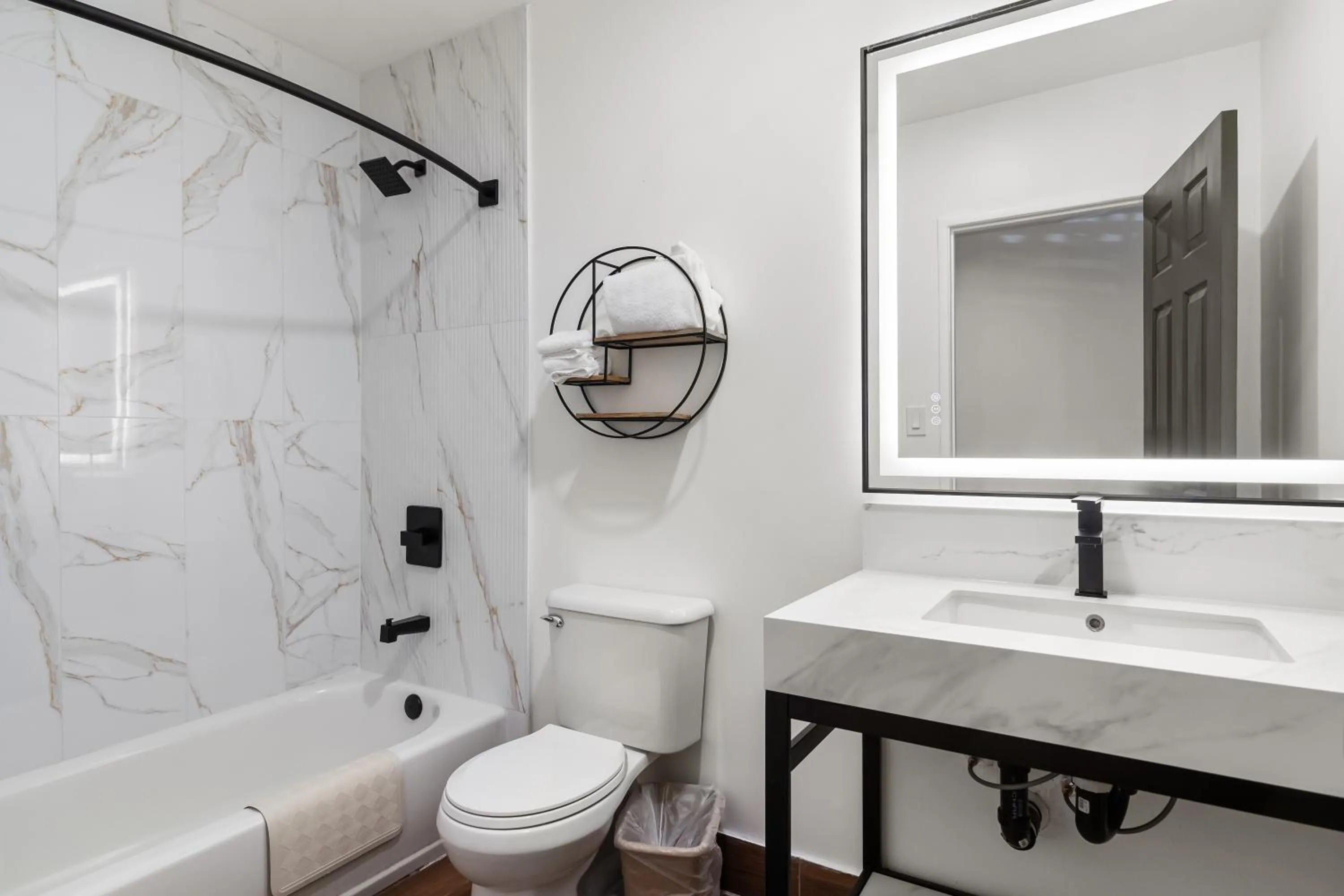 Deluxe Double Room in Beverly Inn