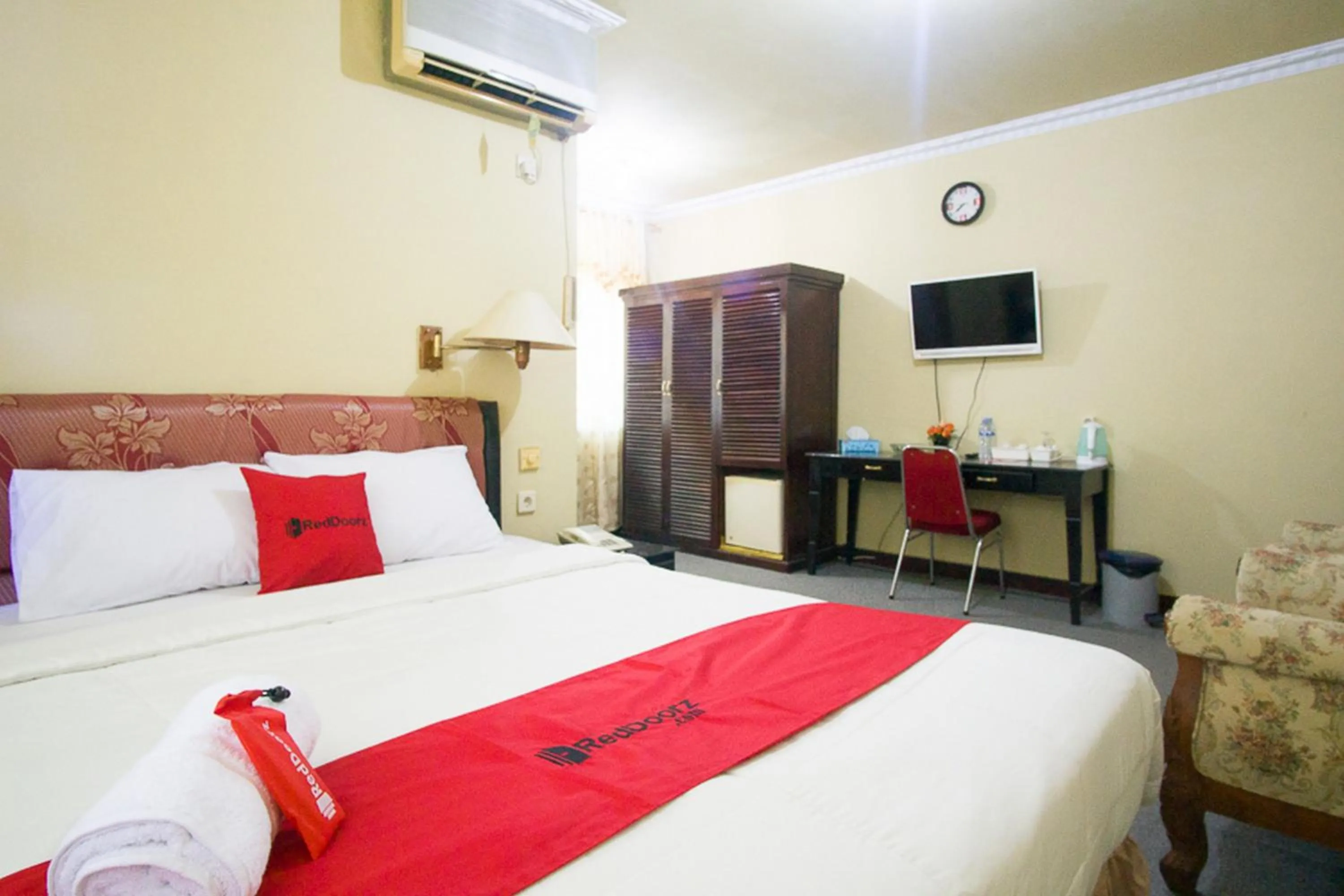 Deluxe Room in RedDoorz plus near Pelabuhan Bitung