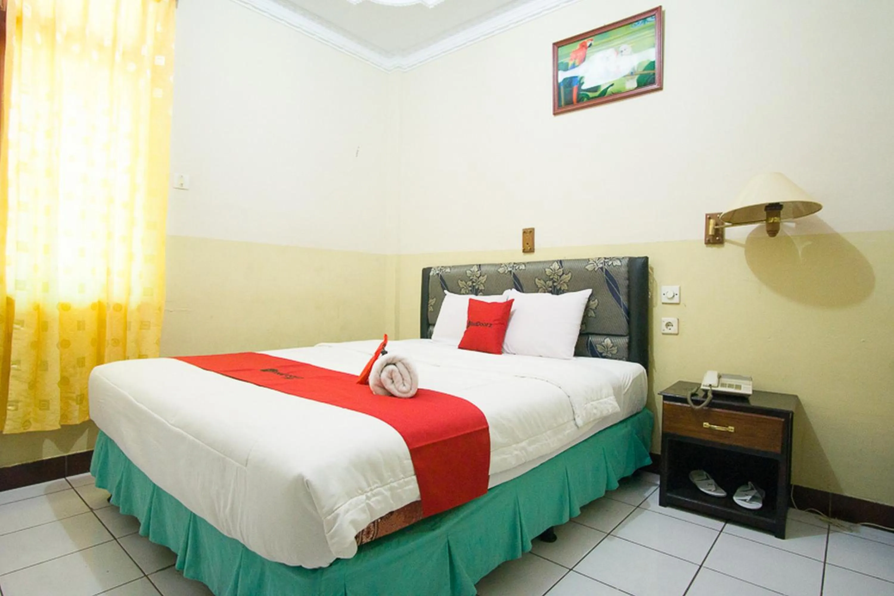 Double Room in RedDoorz plus near Pelabuhan Bitung