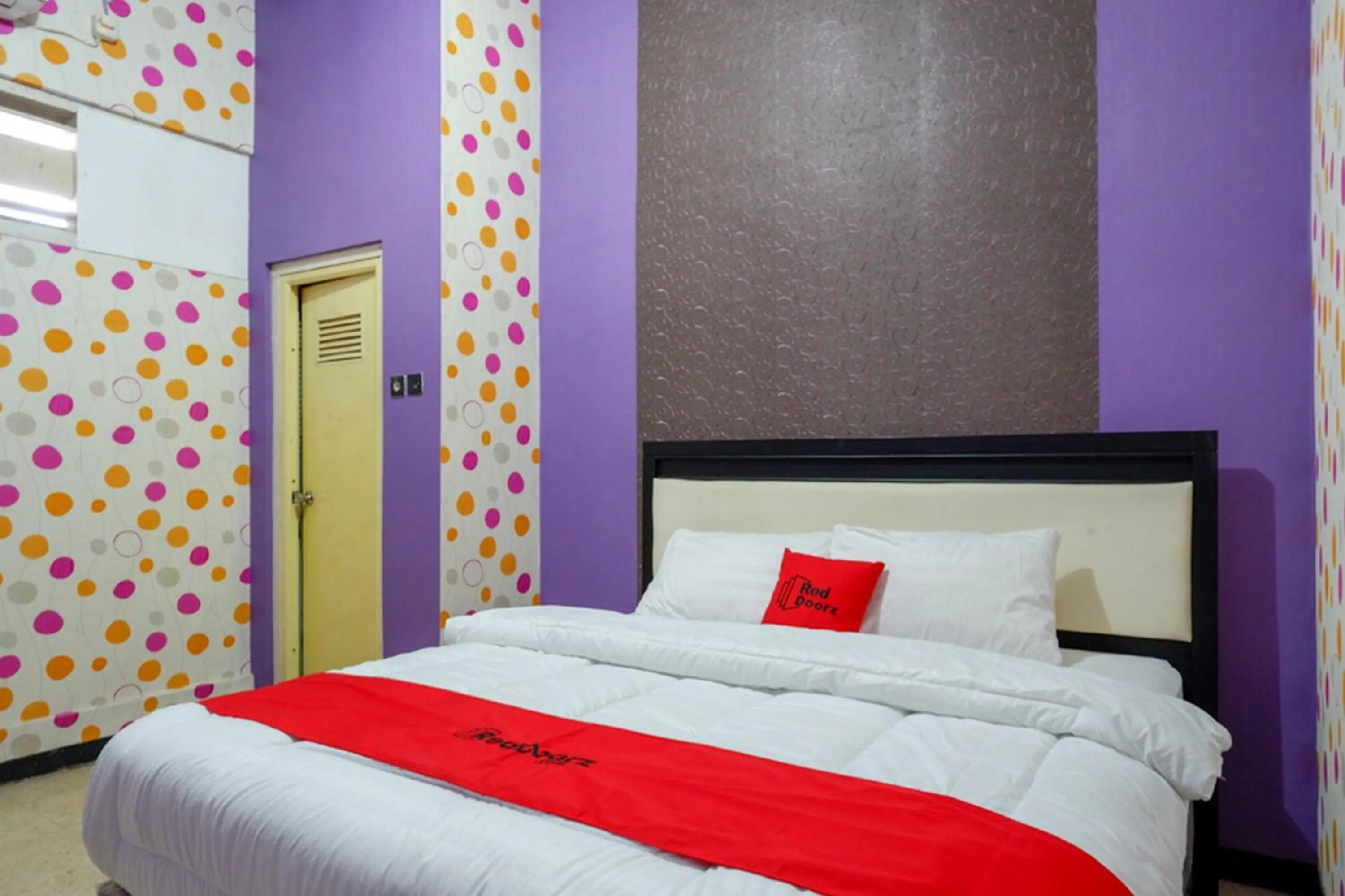 Deluxe Double Room in RedDoorz near Stasiun Kebumen