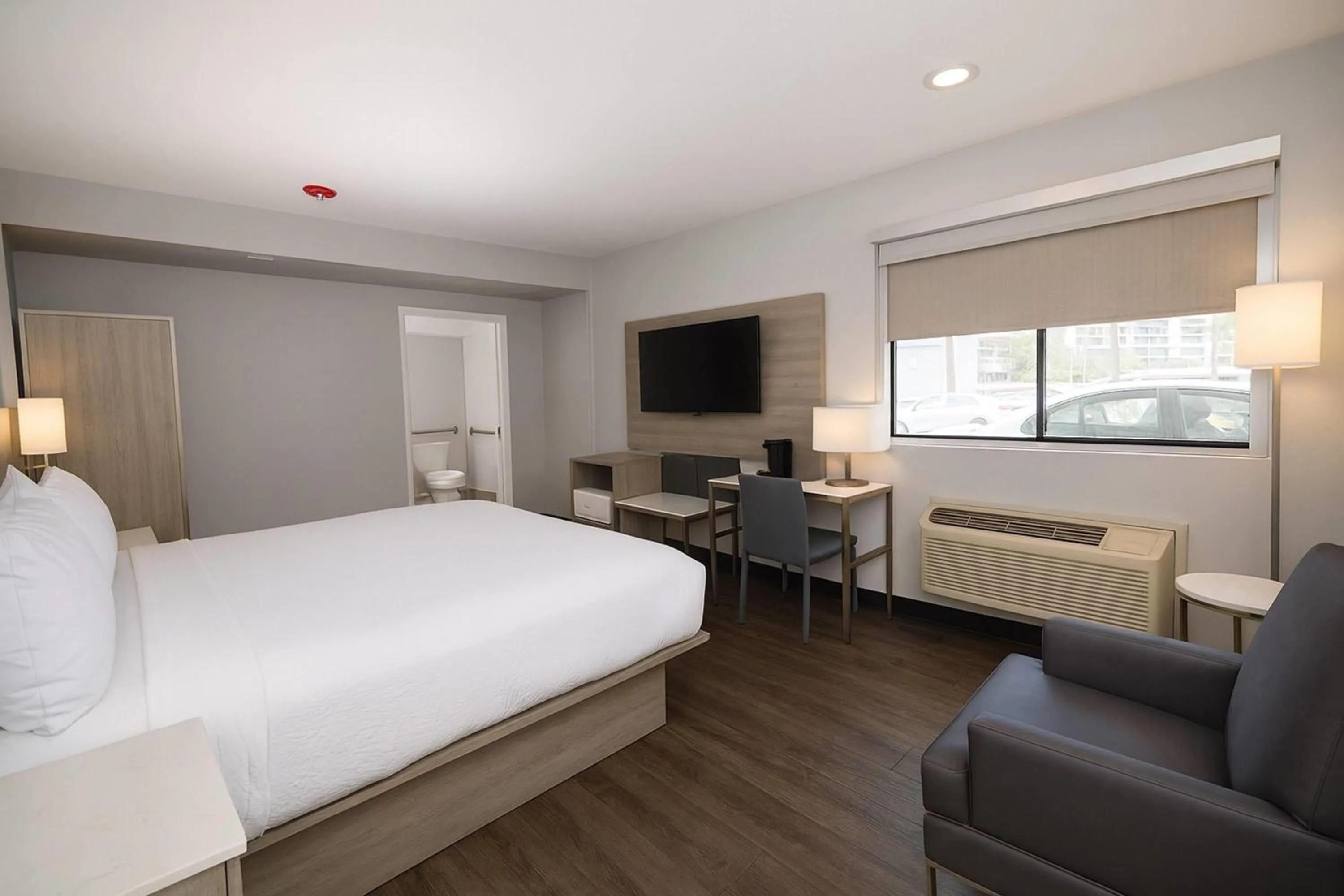 1 Queen Bed, Business, Mobility Accessible Room, Non-Smoking in Travelodge by Wyndham LAX