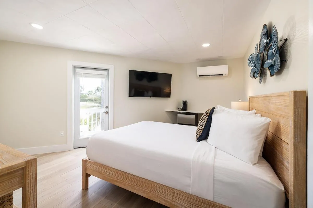Queen Room with Balcony in Conch Key Fishing Lodge & Marina