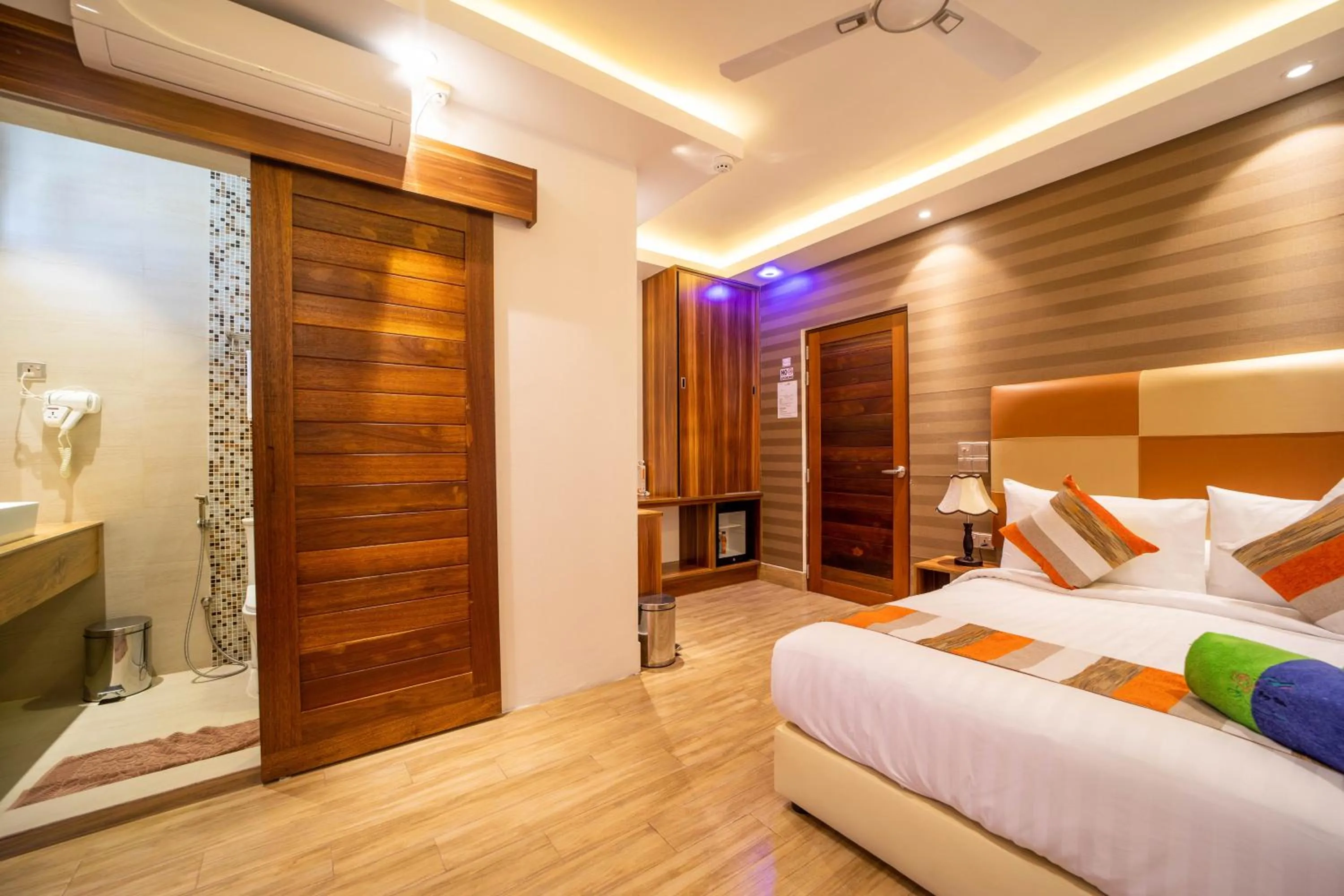 Deluxe Double Room in Rosy Villa Hotel