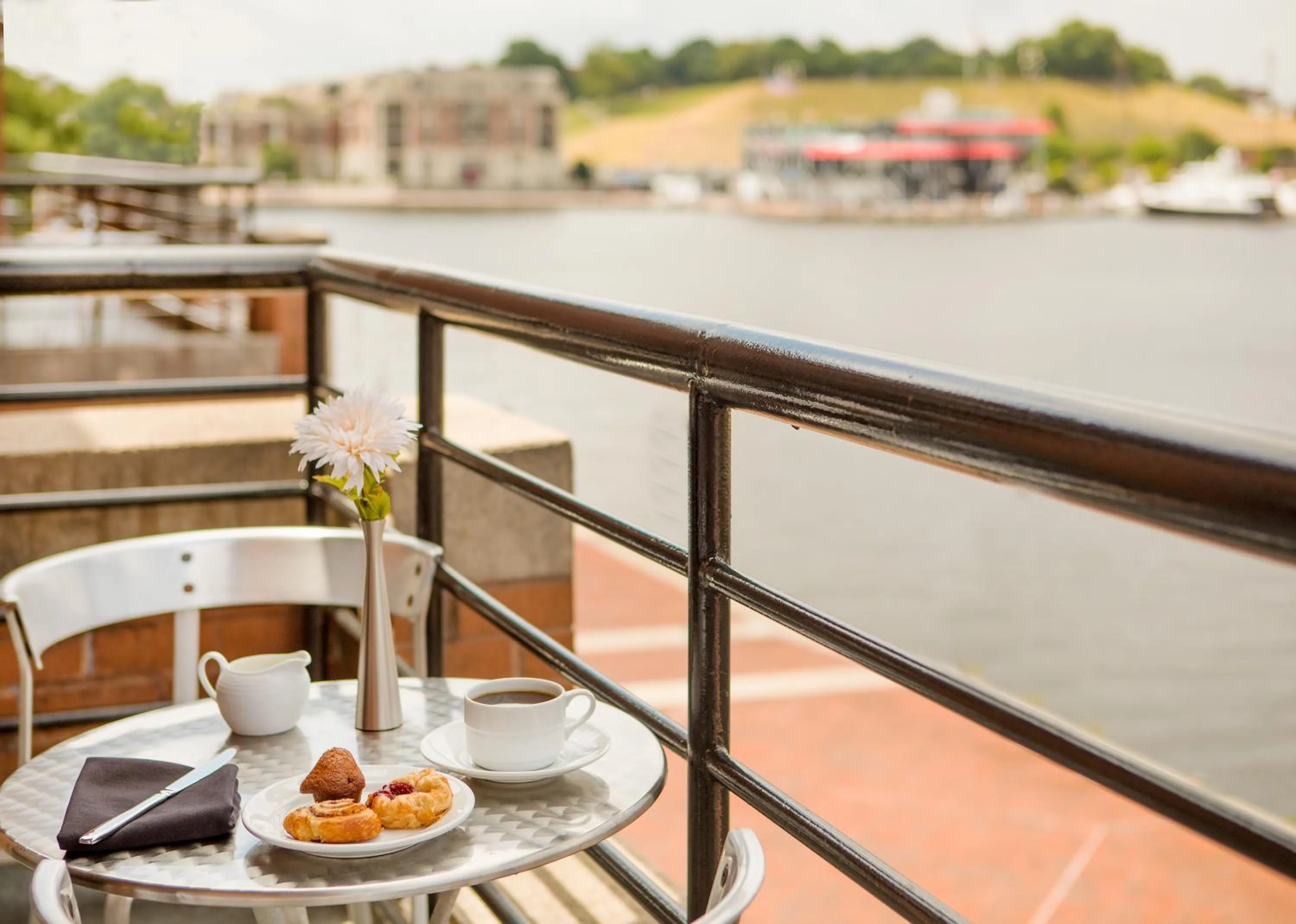 Queen Room with Balcony in Pier 5 Hotel Baltimore