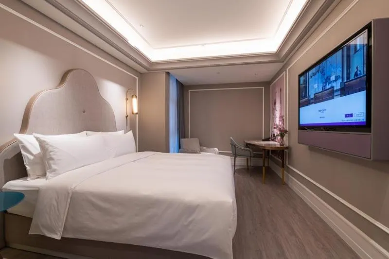 Standard King Room in Mercure Shanghai Xujiahui South