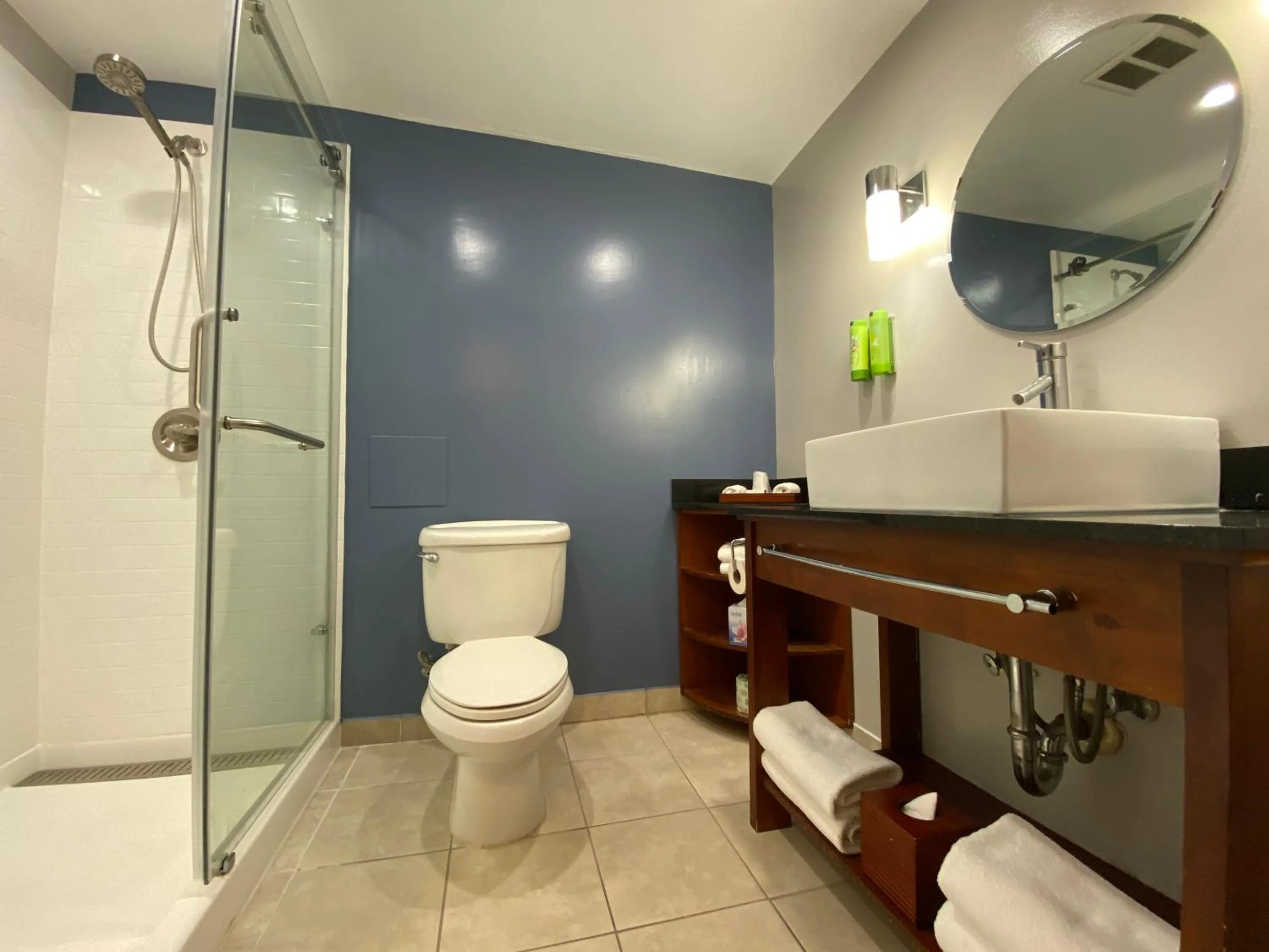 Deluxe King Room in The Pacific Inn