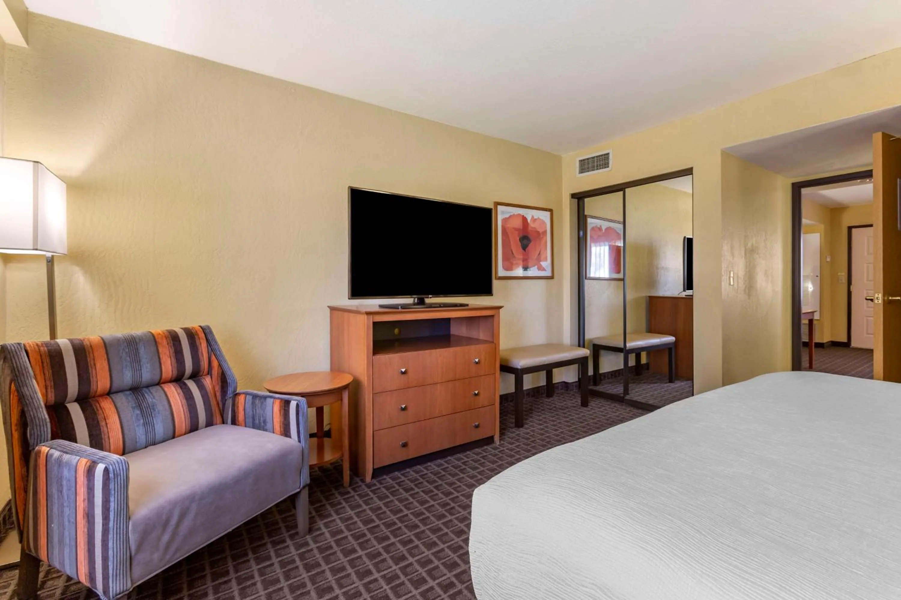 One-Bedroom King Suite in Best Western Plus Scottsdale Thunderbird Suites