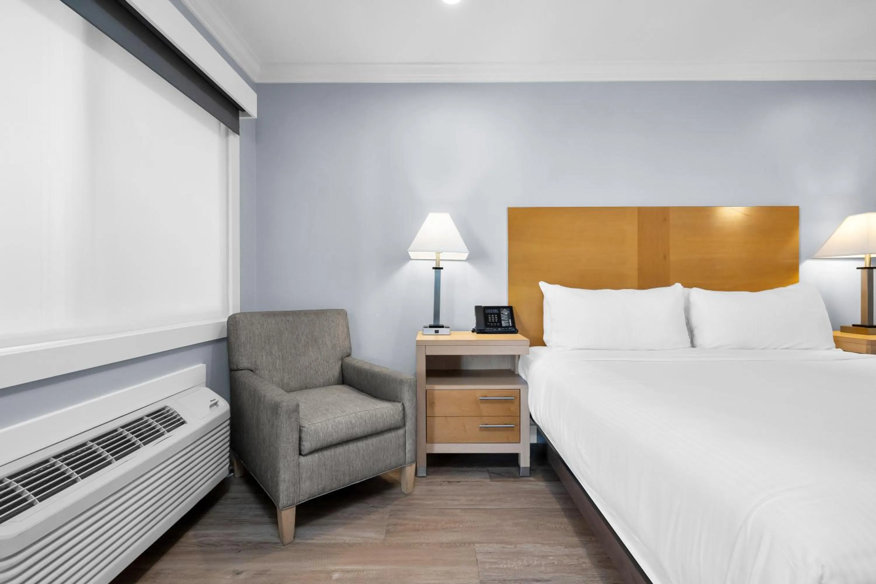 King Room with Roll-In Shower - Disability Access in The Millwood