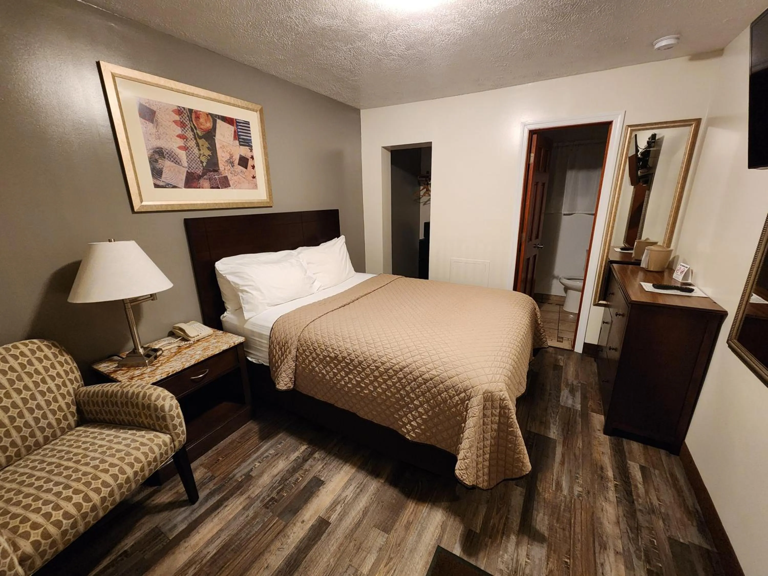 Queen Room in Jefferson Hills Motel